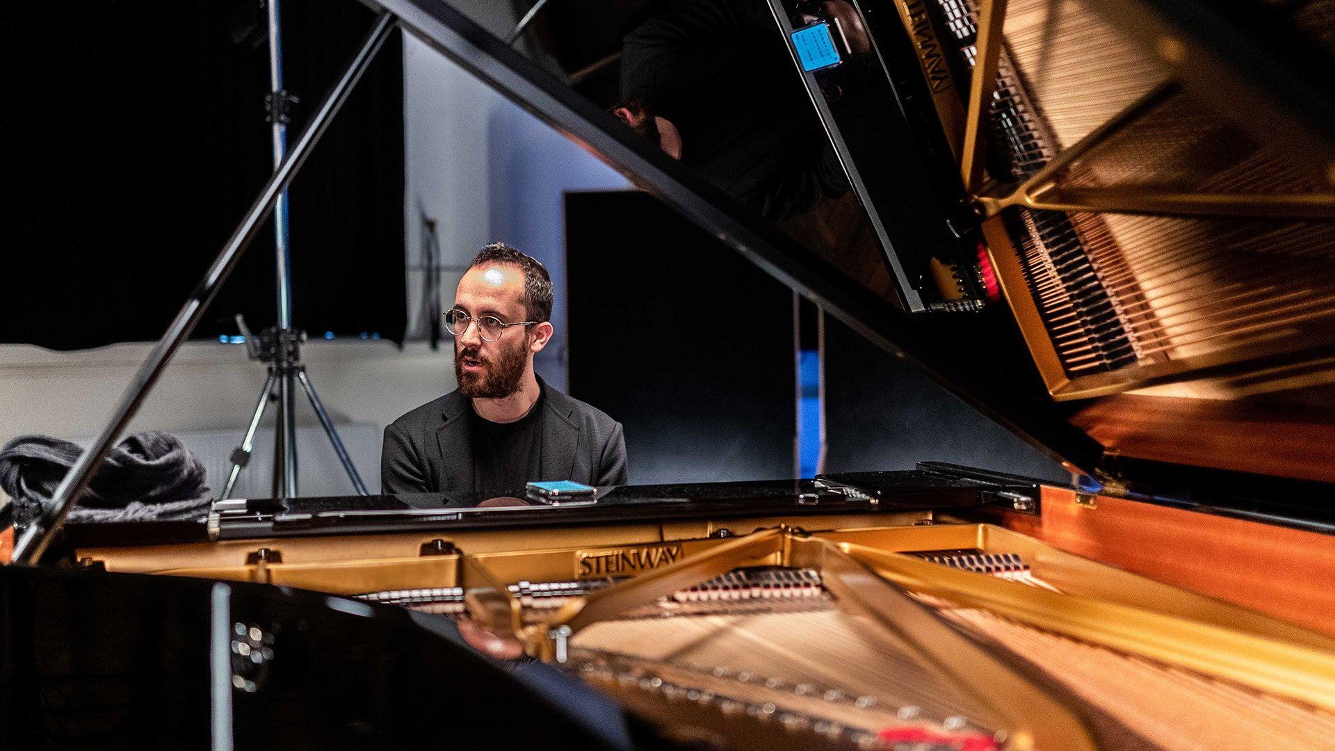 1920x1080 A Pianist's Marathon of “Vexations”. The New Yorker