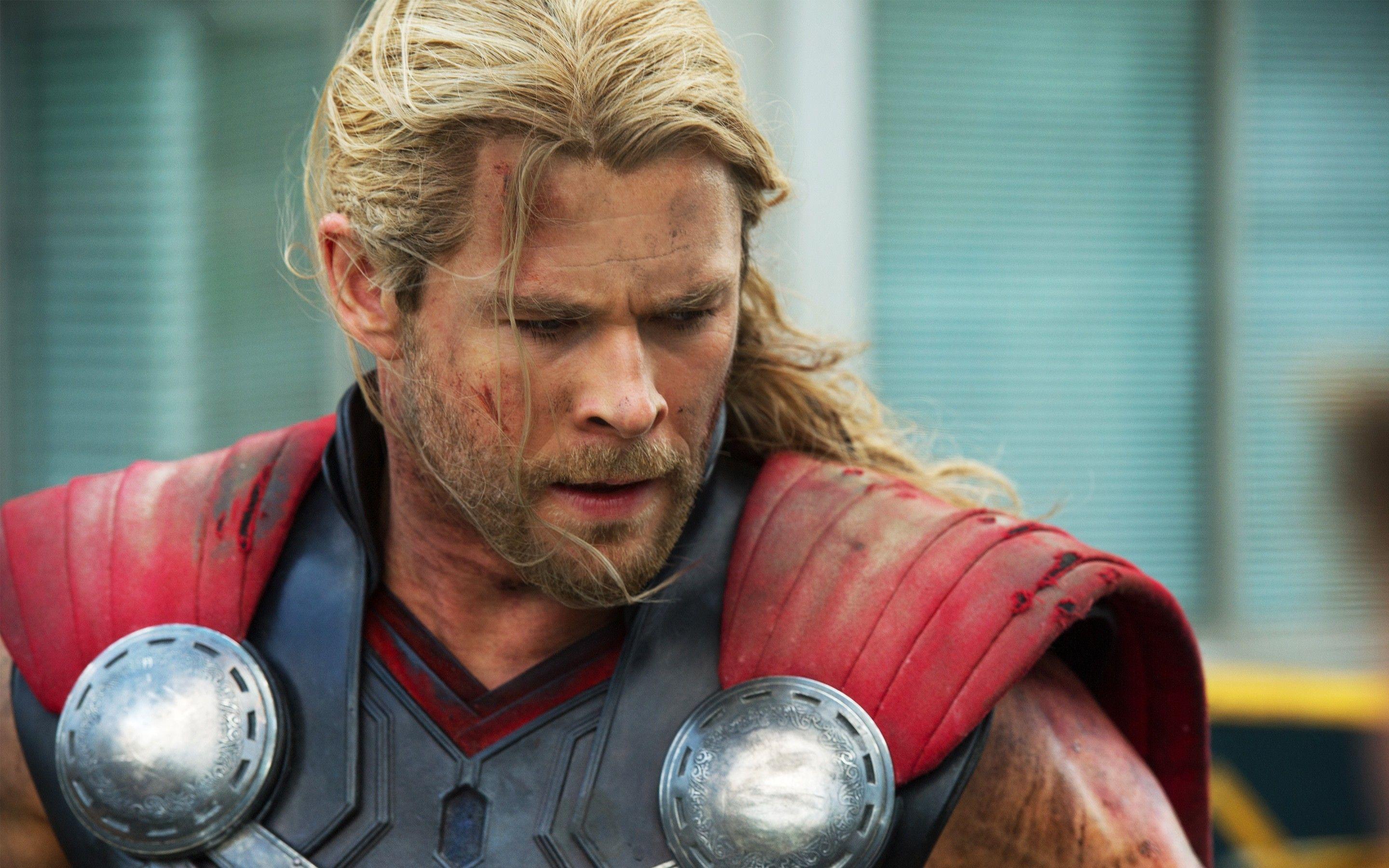2880x1800 Chris Hemsworth 2018 FREE Picture