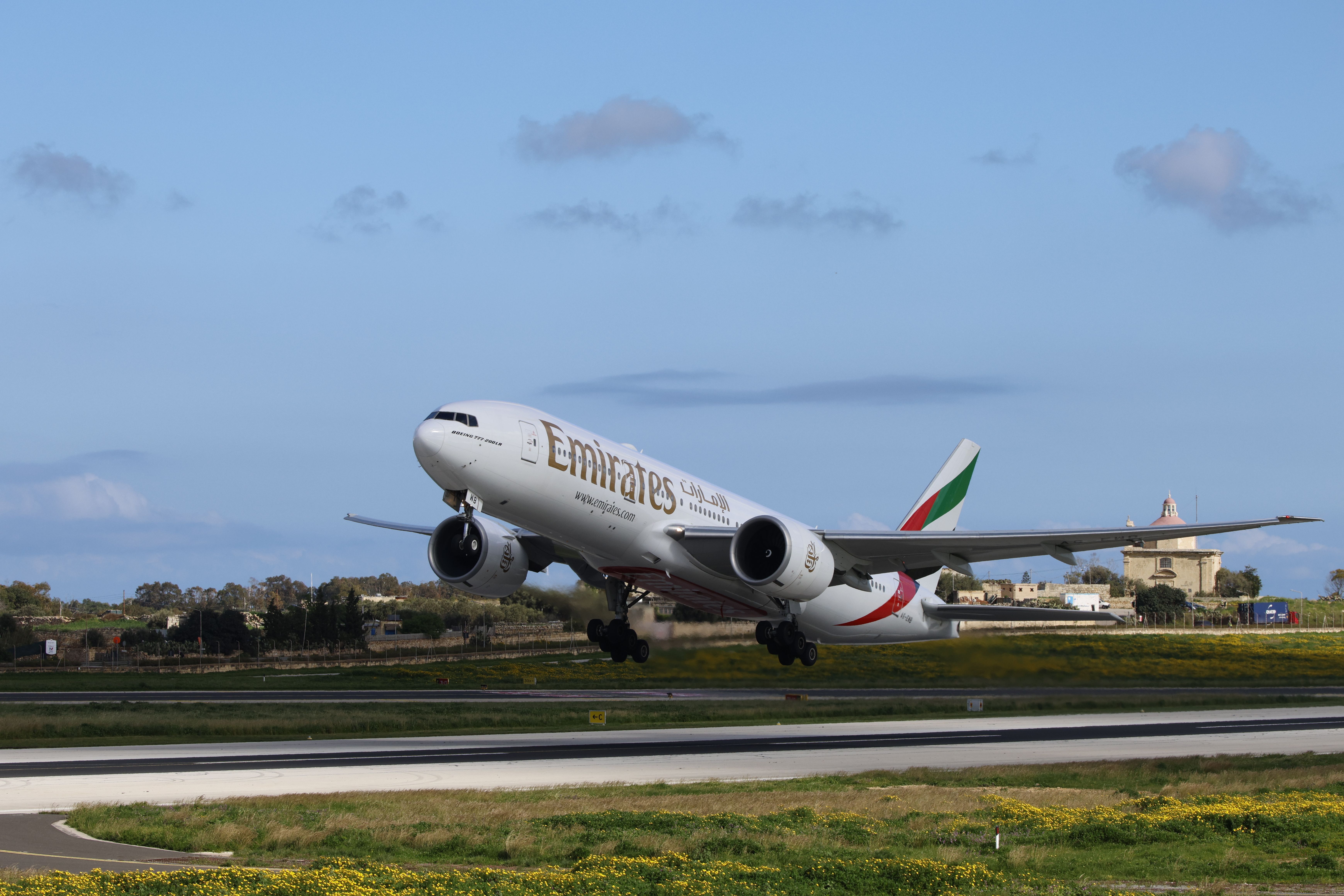 6960x4640 Emirates Plane Taking Off on a Clear Day · Free