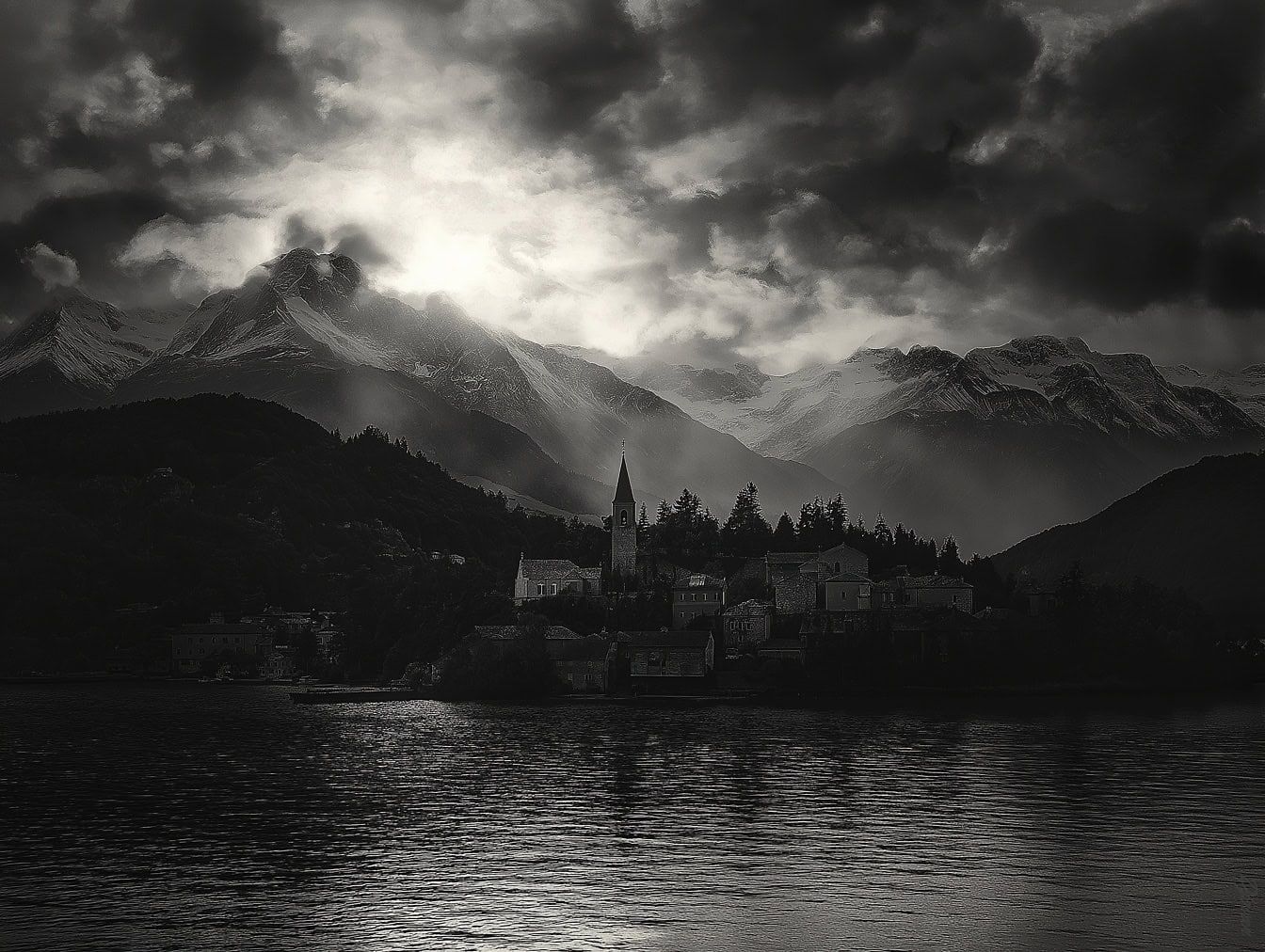 1344x1012 Free picture: A small old town in the Alps on the shore of a lake with a mountain range landscape in the background