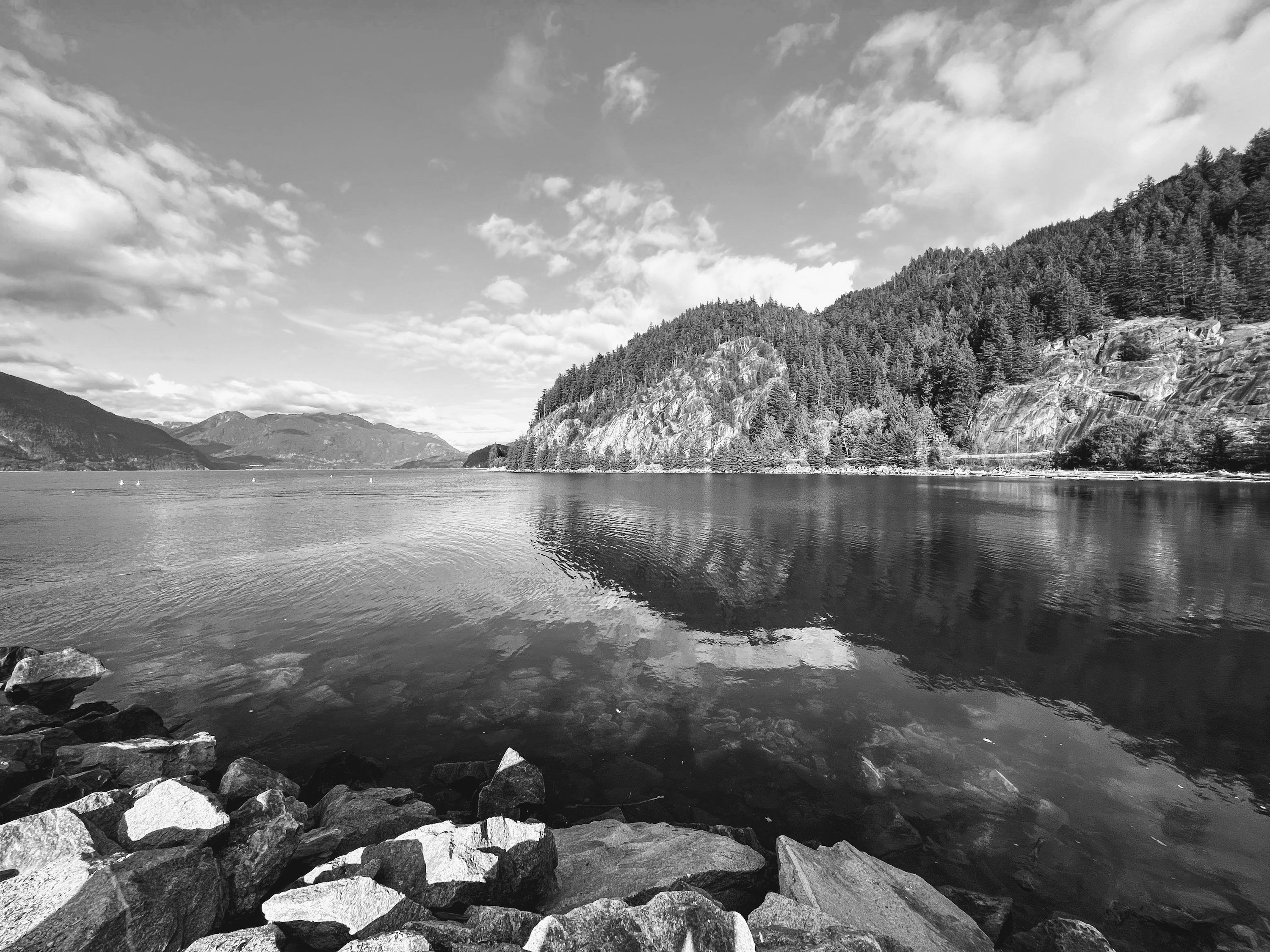 3000x2250 A black and white photo of a mountain lake photo