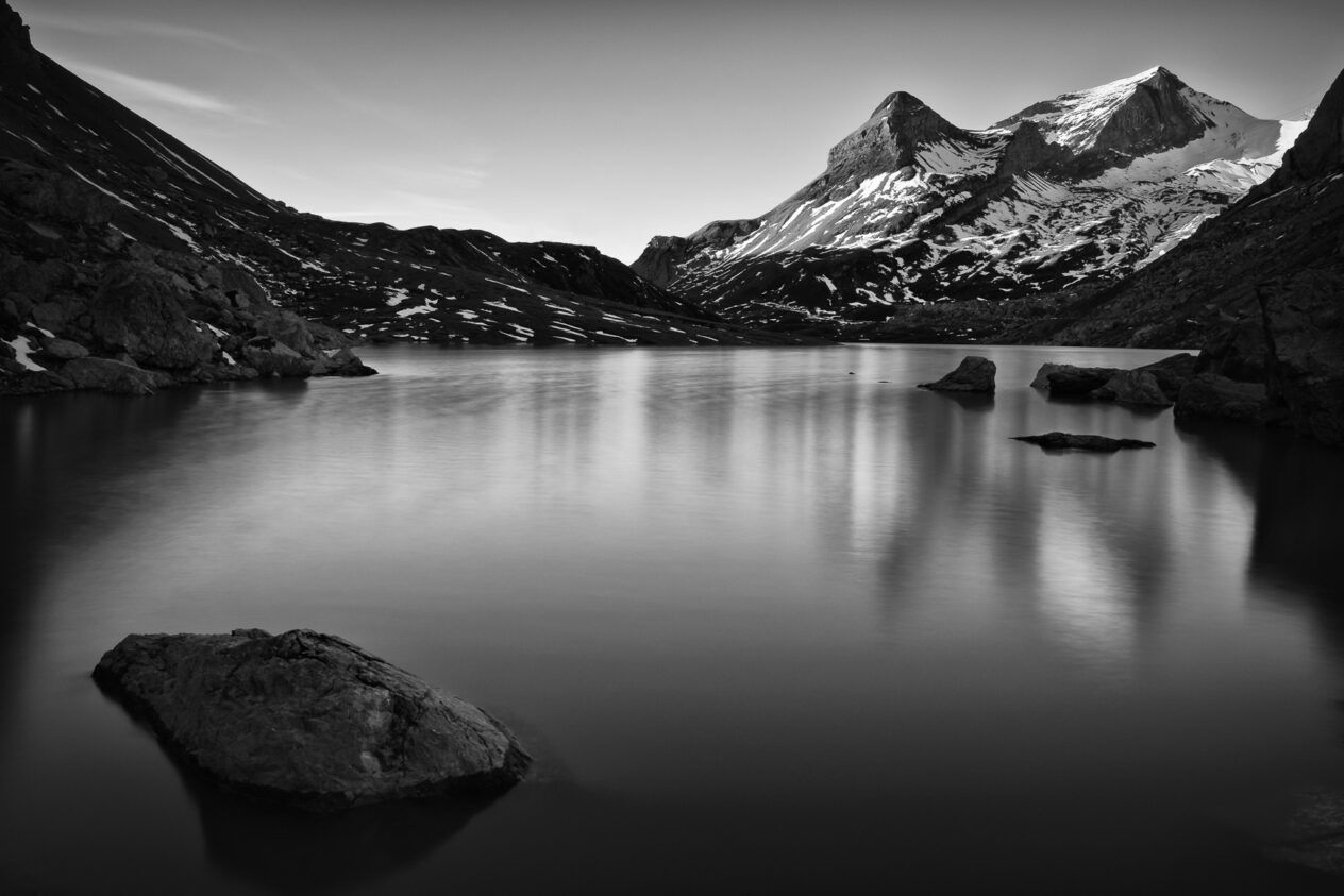 1264x843 Lac de Sanetsch: Tranquil dawn in black & white