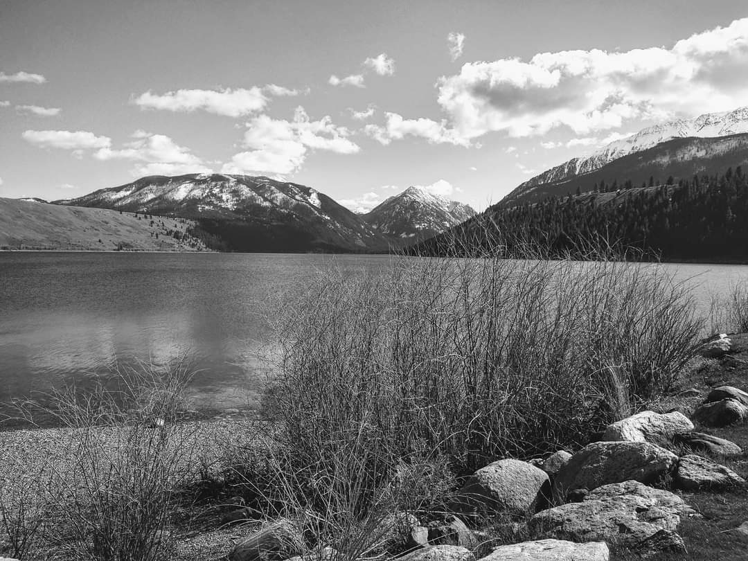1080x810 Wallowa Lake, Oregon in black & white [OC] (1080x810)