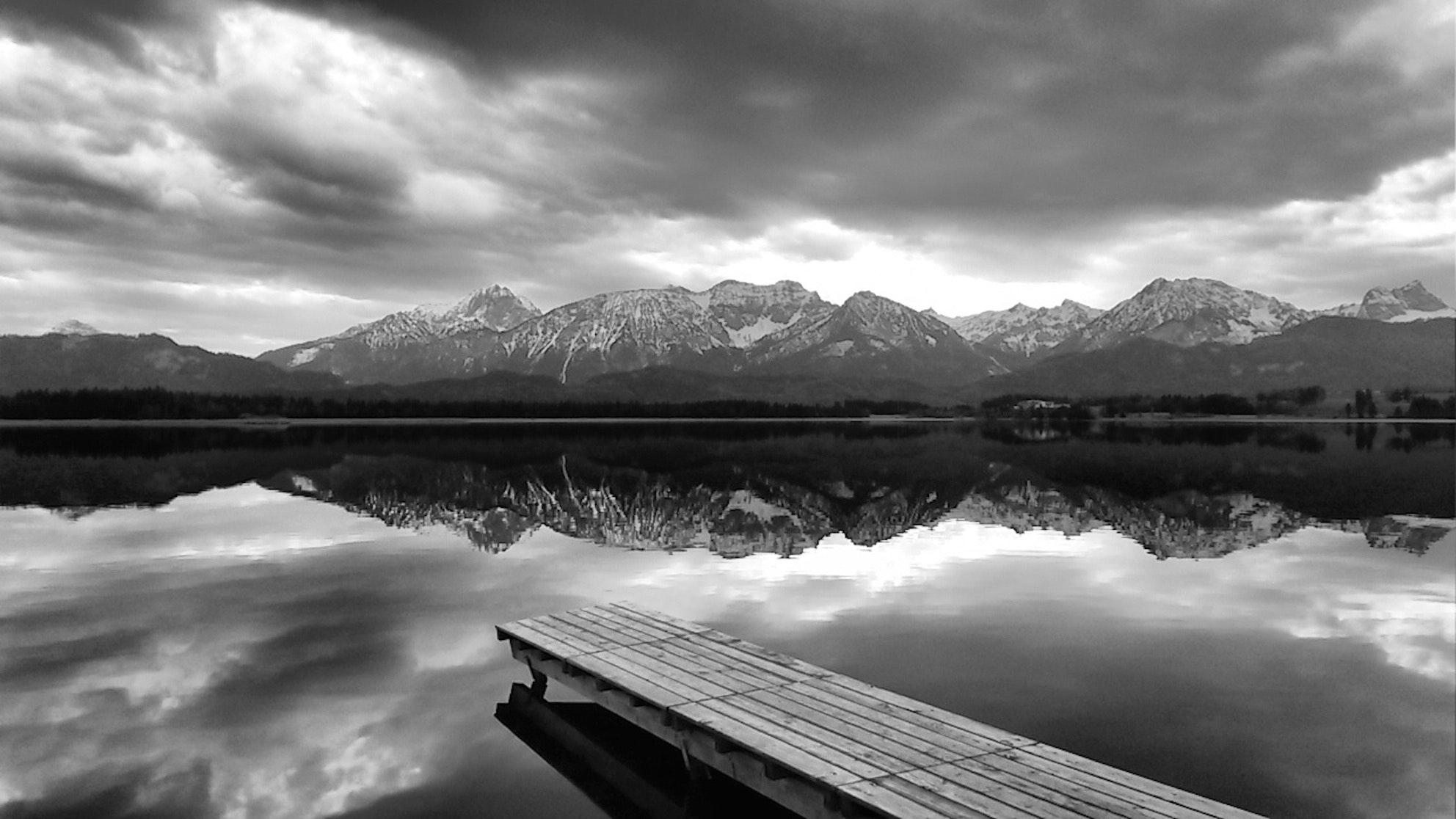 1984x1116 Water Reflection Black And White Wallpaper