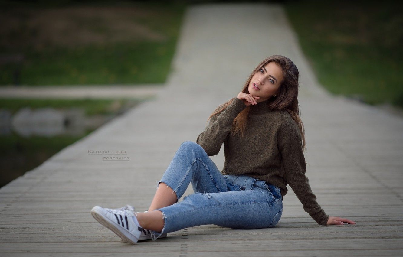 1332x850 Jeans Girl Wallpaper