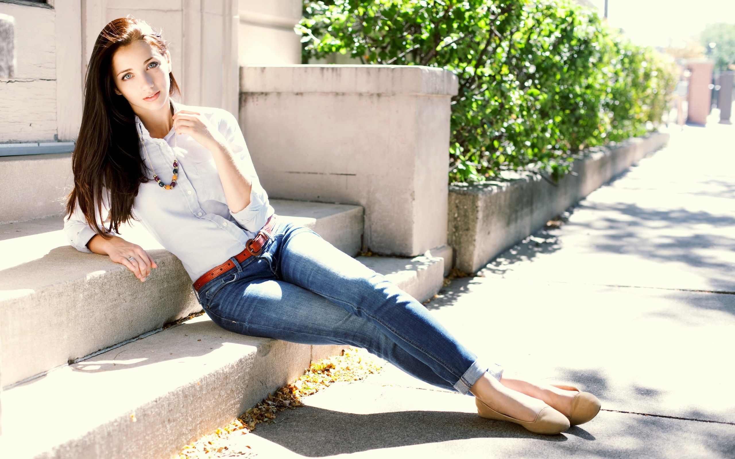 2560x1600 Desktop wallpaper: Women, Emily Rudd, Jeans, Shirt 4K free download for PC. 612593