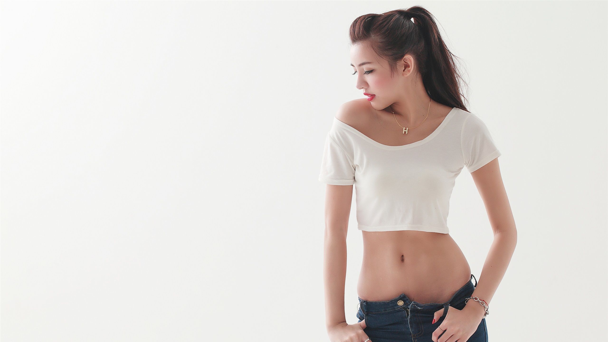 2560x1440 Wallpaper Summer dress girl, tummy, jeans, figure, white background 3840x2160 UHD 4K Picture, Image