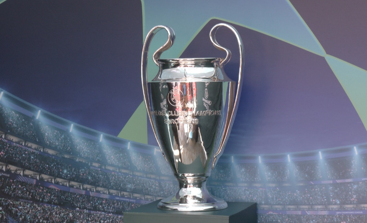 1210x734 Crowds gather to take photo with UEFA Champions League Trophy
