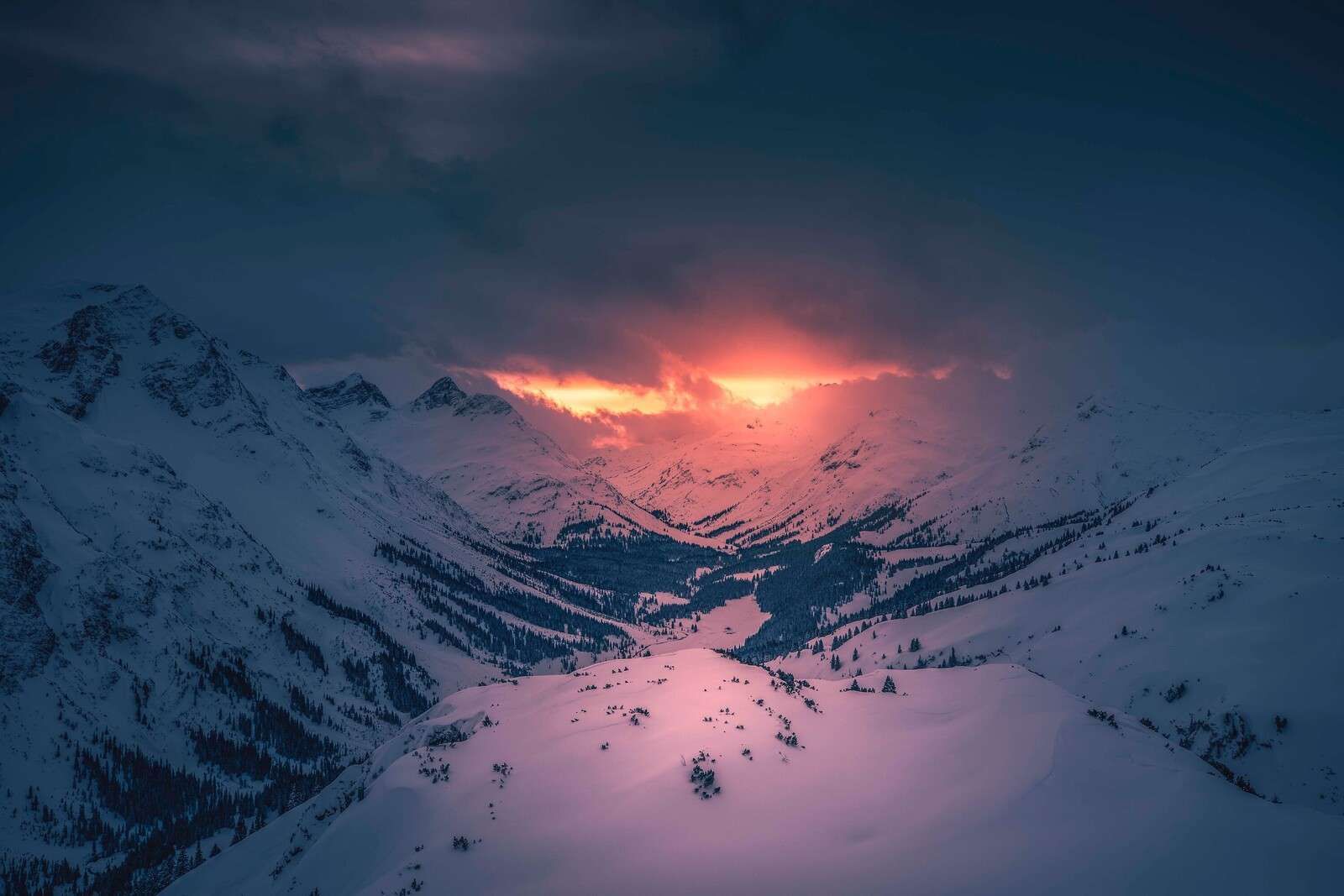 1600x1067 Evening glow above a quiet mountain valley