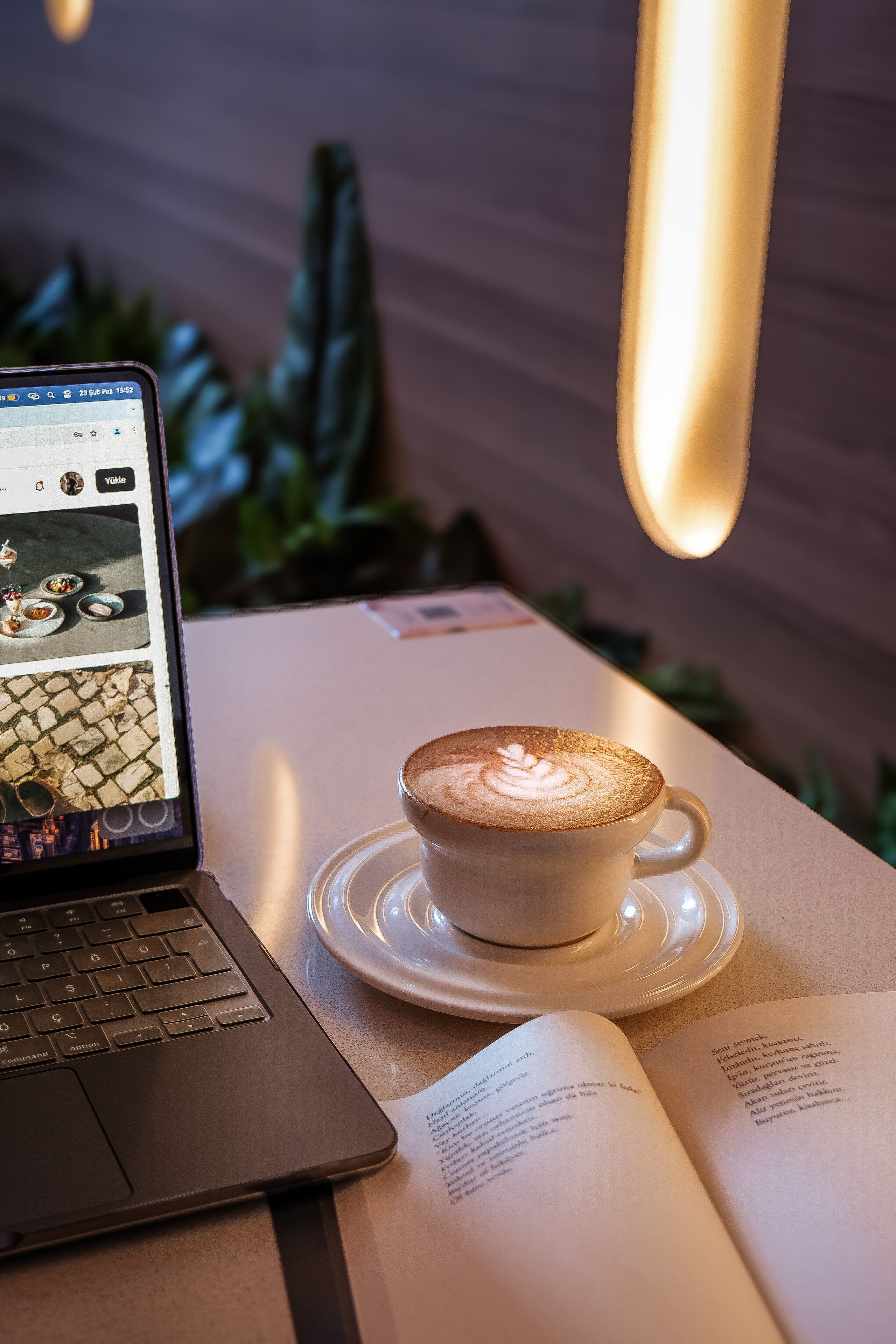 2560x3840 Cozy Coffee Shop Workspace with Laptop · Free