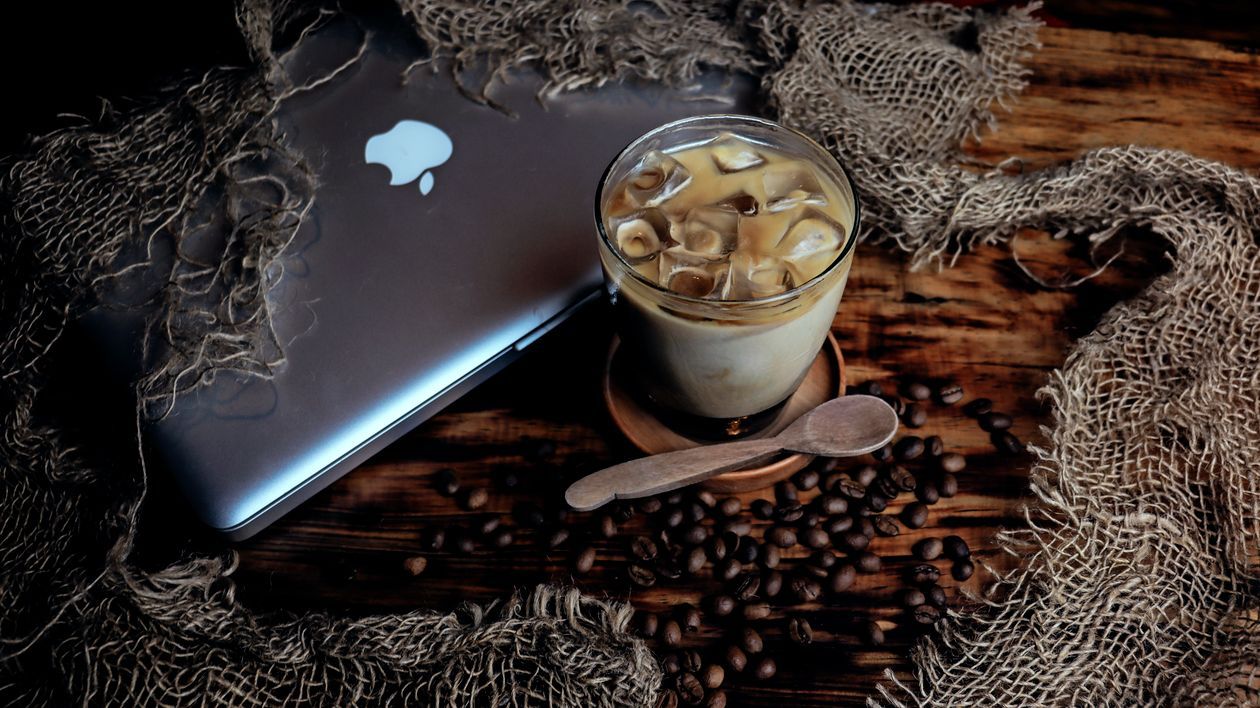 1260x708 Close Up Shot Of A Glass Of Iced Coffee · Free