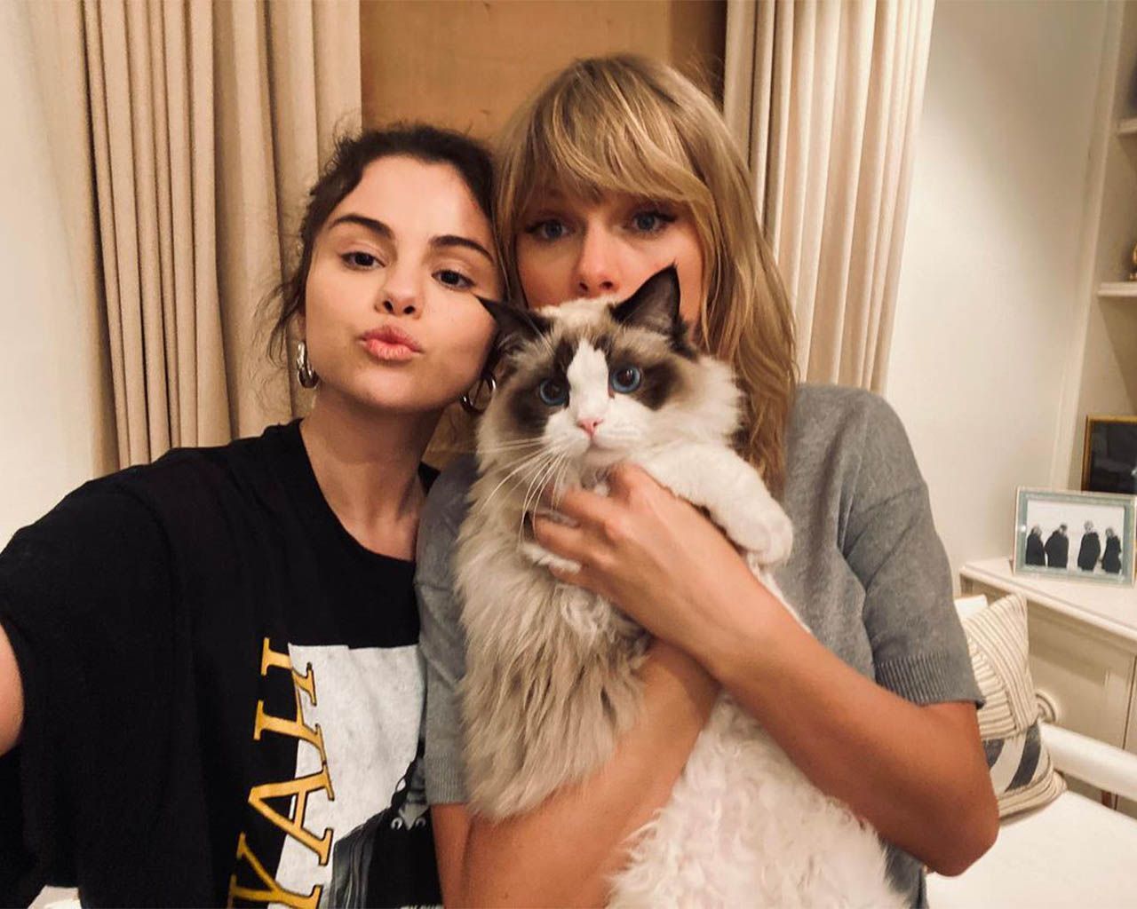 1280x1024 Selena Gomez Posts a Rare Selfie With Taylor Swift