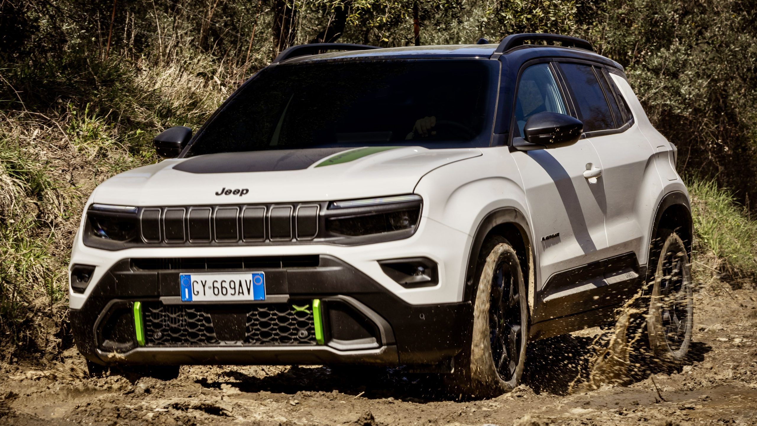 2560x1440 Jeep® Avenger 4xe: Hybrid Power Meets Trail Readiness