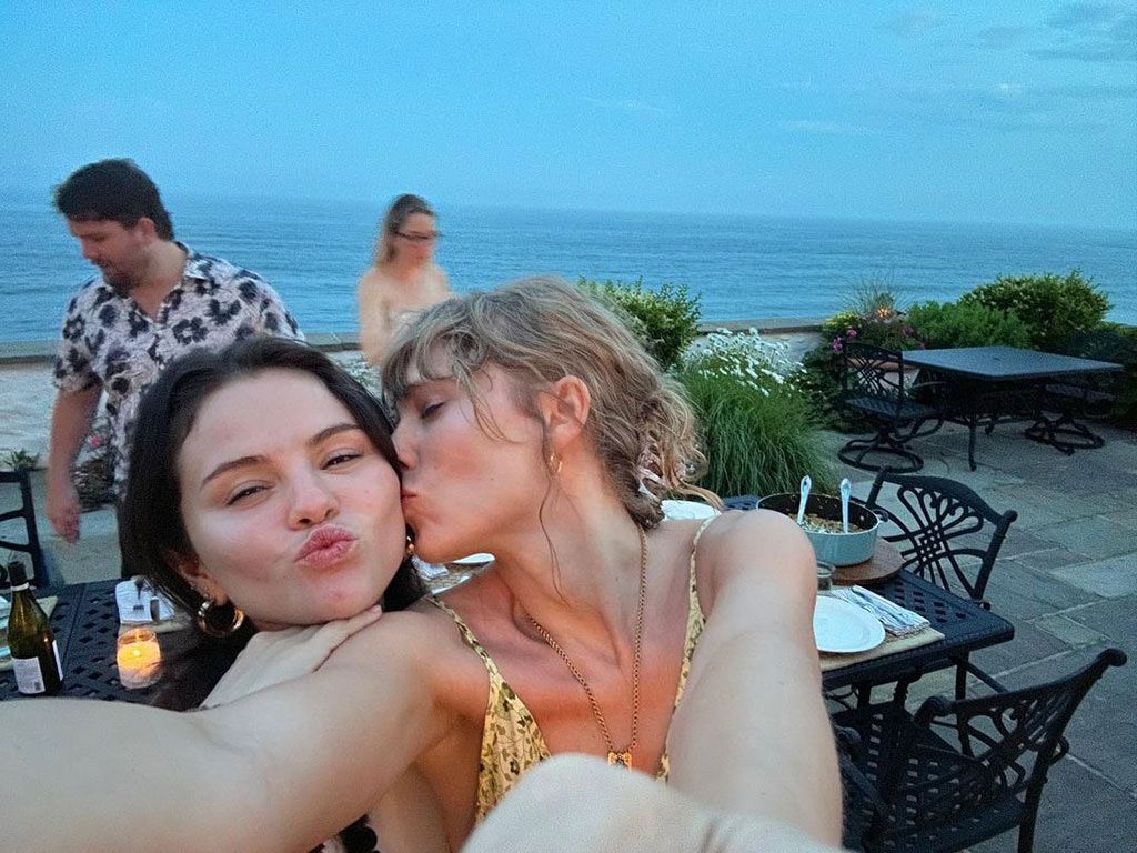1024x768 Selena Gomez, Taylor Swift Bonded Over Jonas Brothers Breakups