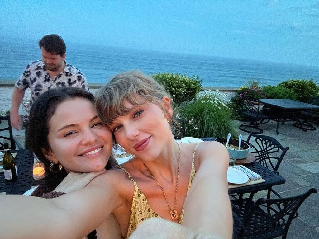 1024x768 Selena Gomez Celebrates Her 30th Birthday With Taylor Swift