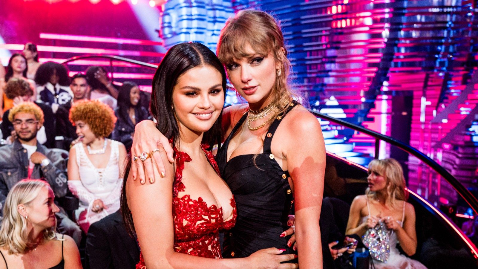 1600x900 MTV VMAs: Taylor Swift and Selena Gomez Give Best Crowd Reactions