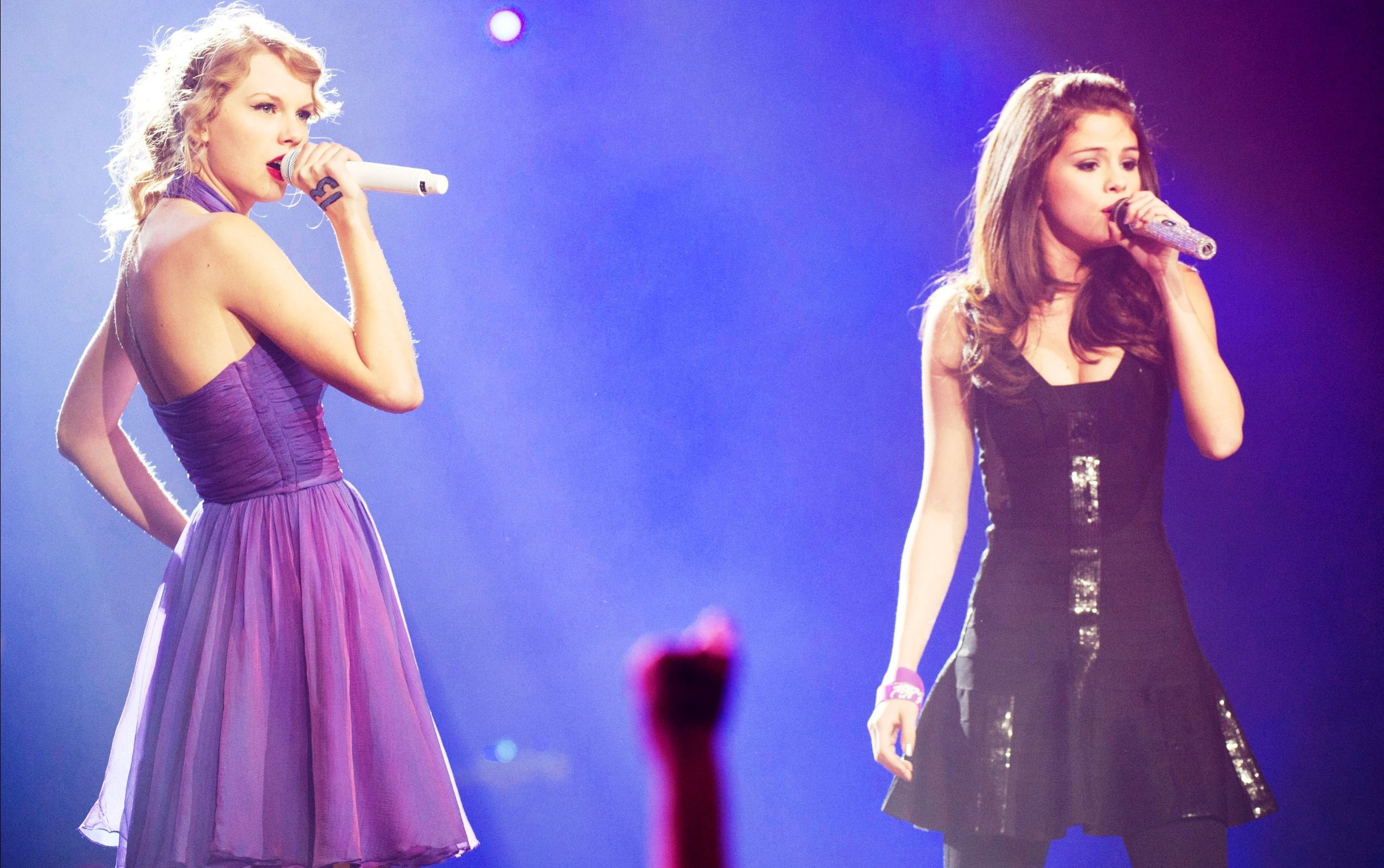 2550x1600 Taylor Swift And Selena Gomez Wallpaper