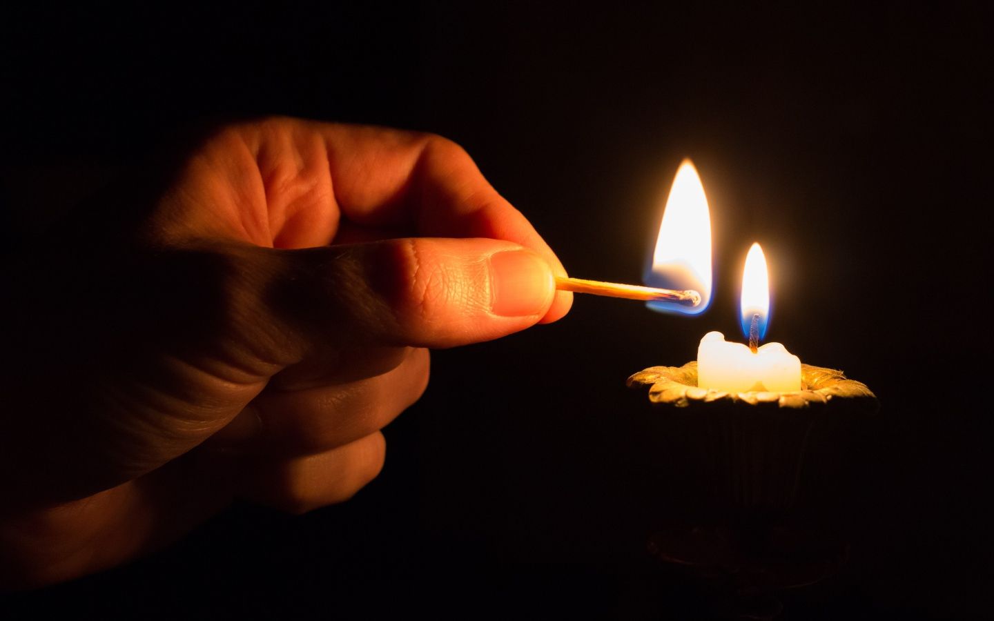 1440x900 Matchstick light a candle Desktop wallpaper 1440x900