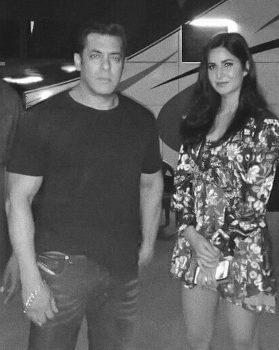 958x1200 Unseen Kaif & Salman Khan pose for a fan