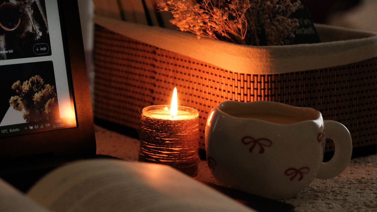 1260x709 Cozy evening setting with candlelight and tea · Free