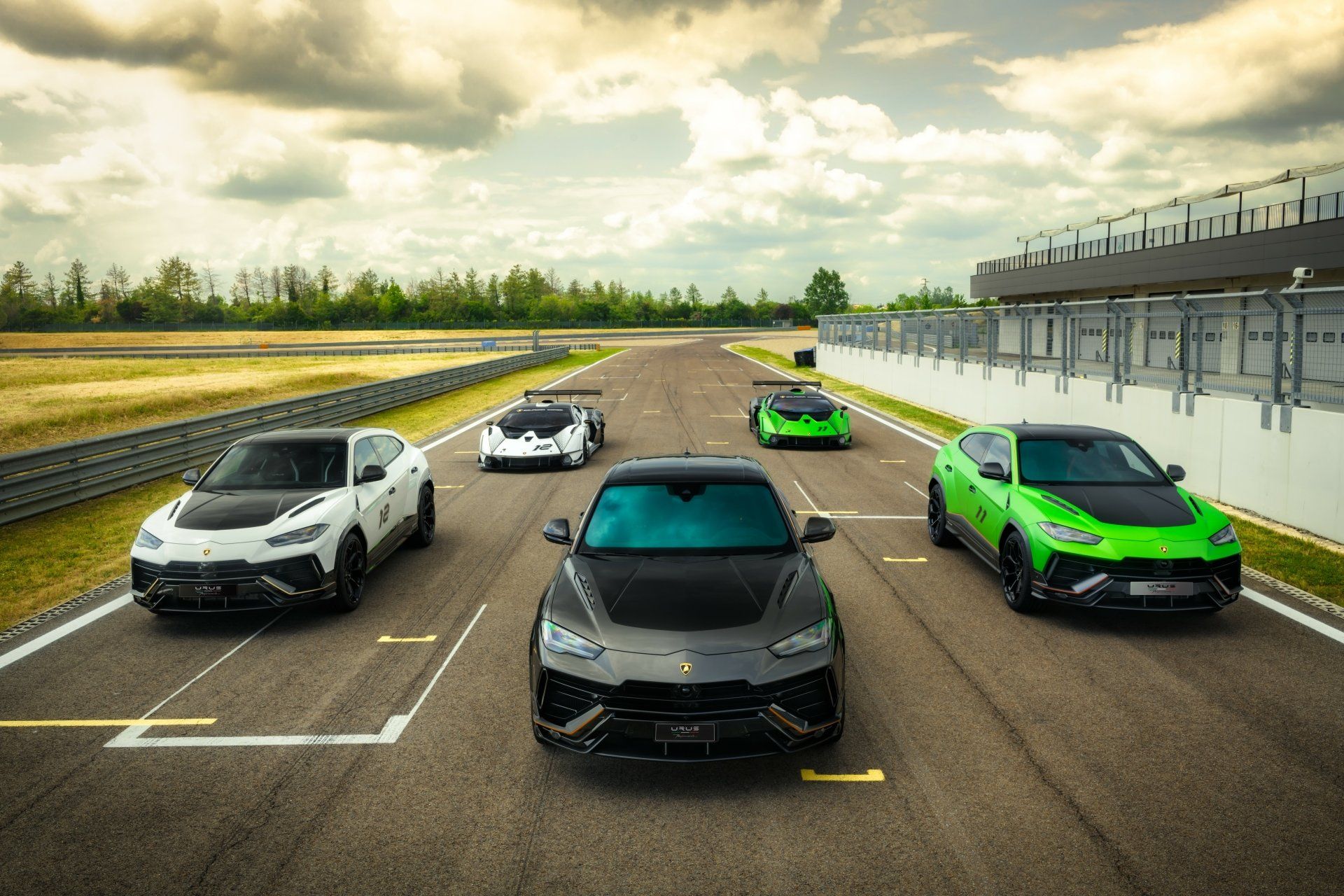 1920x1280 Lamborghini Lineup: Essenza SCV12 & Urus Performante