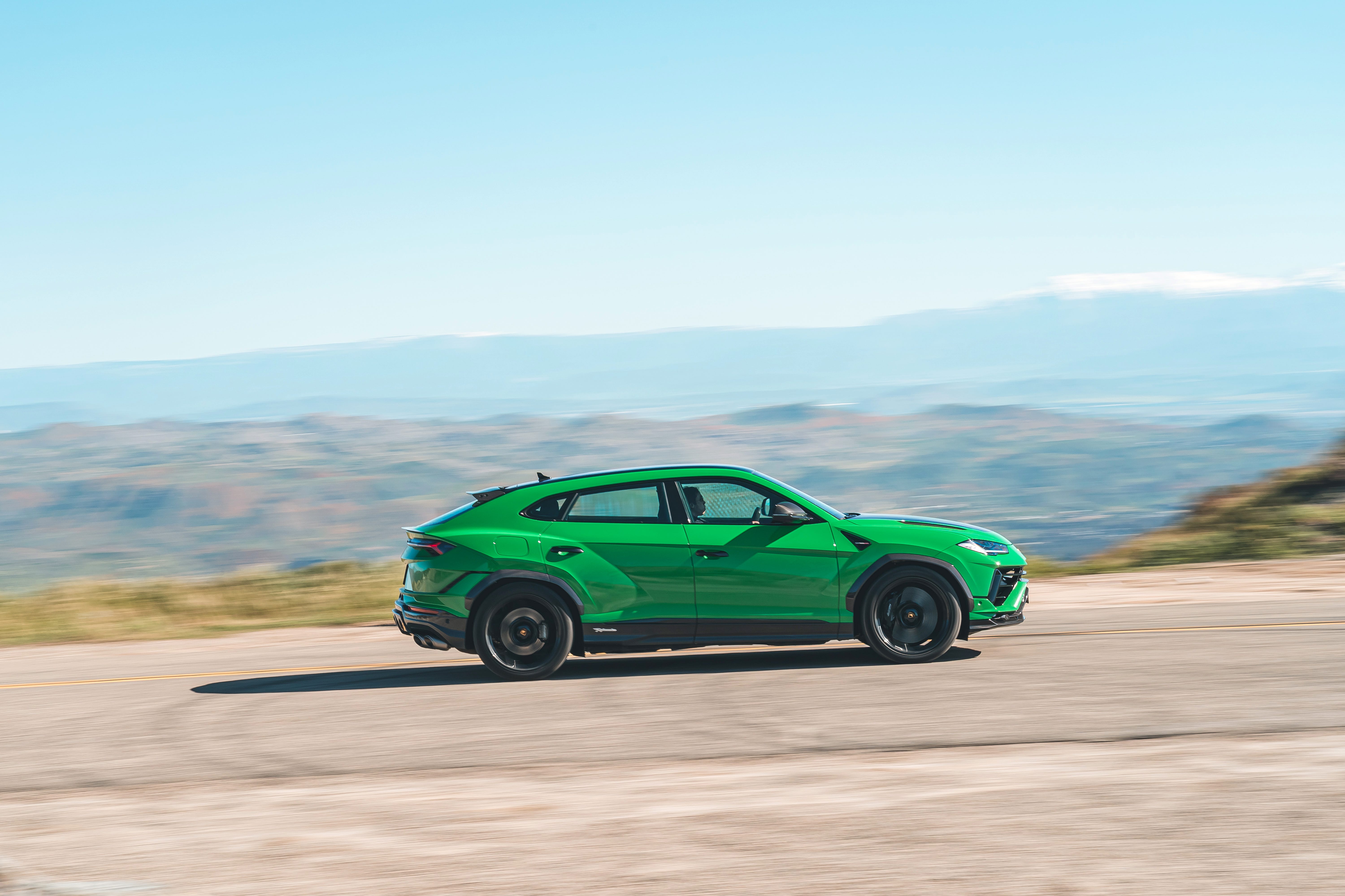 6000x4000 View Photo of the 2023 Lamborghini Urus Performante