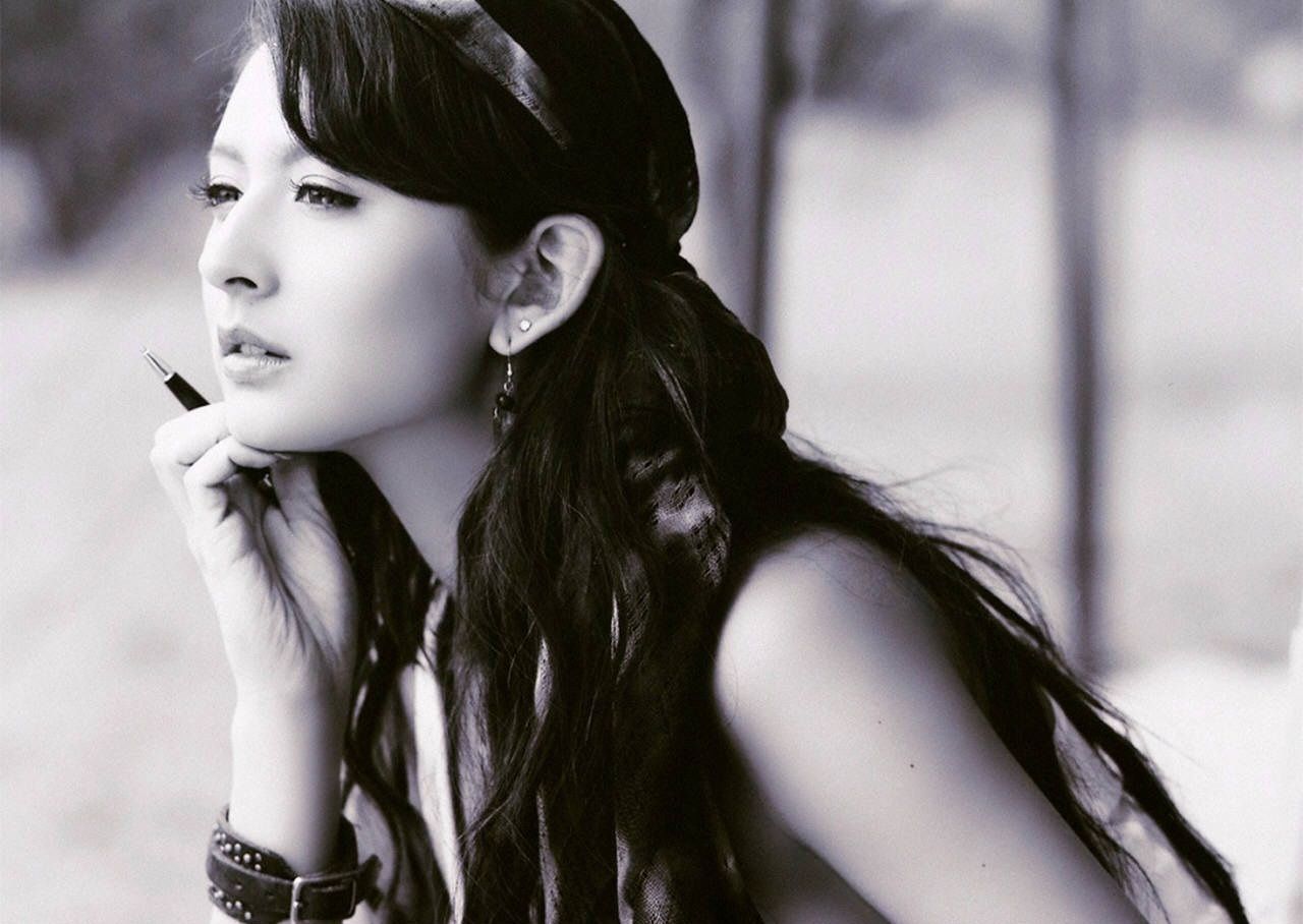 1280x908 Desktop wallpaper: Brunette, Leah Dizon, Music, Asian, Black & White 4K free download for PC. 1435080