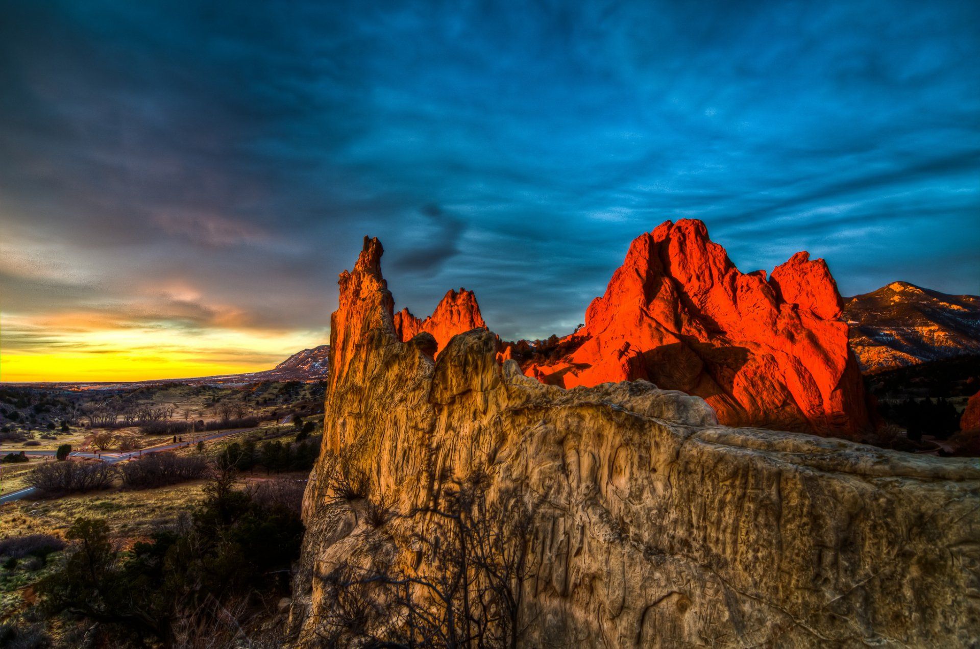 1920x1272 Majestic Nature: Breathtaking Cliffscape HD Wallpaperx1357