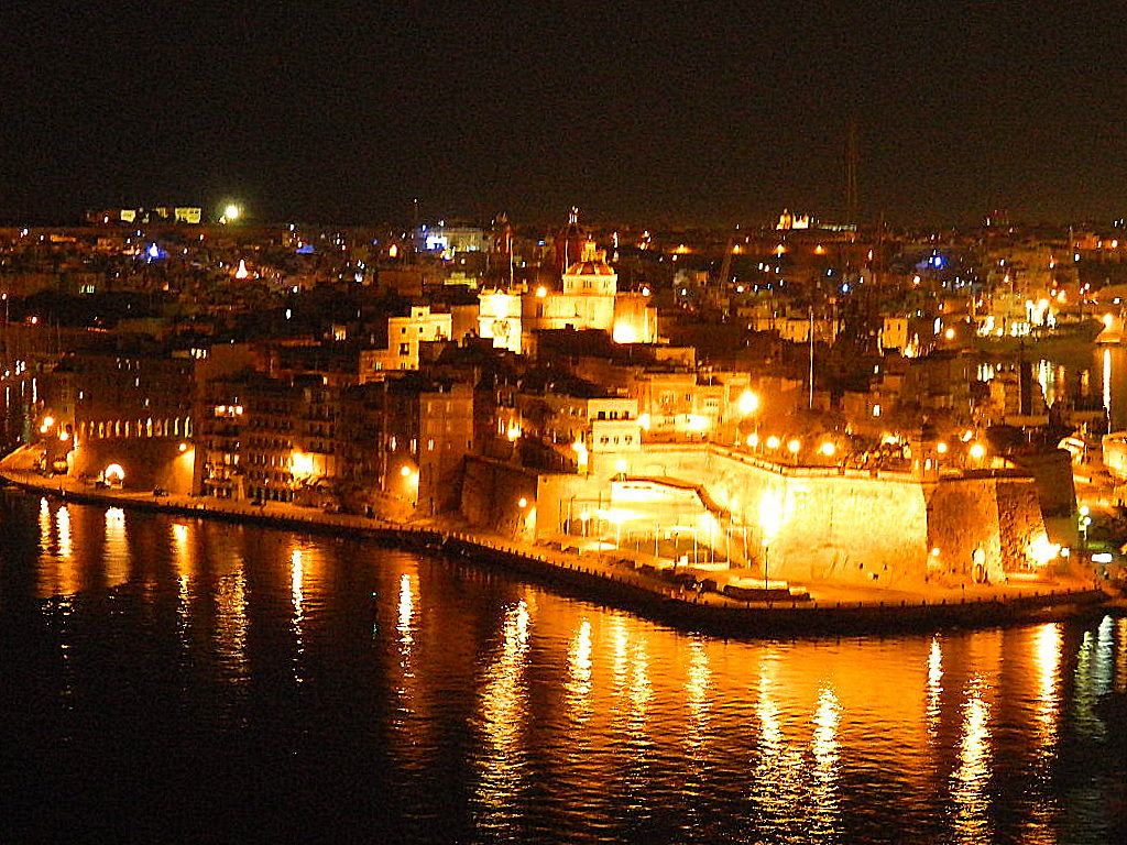 1024x768 Valletta at Night. The Happy Hermit