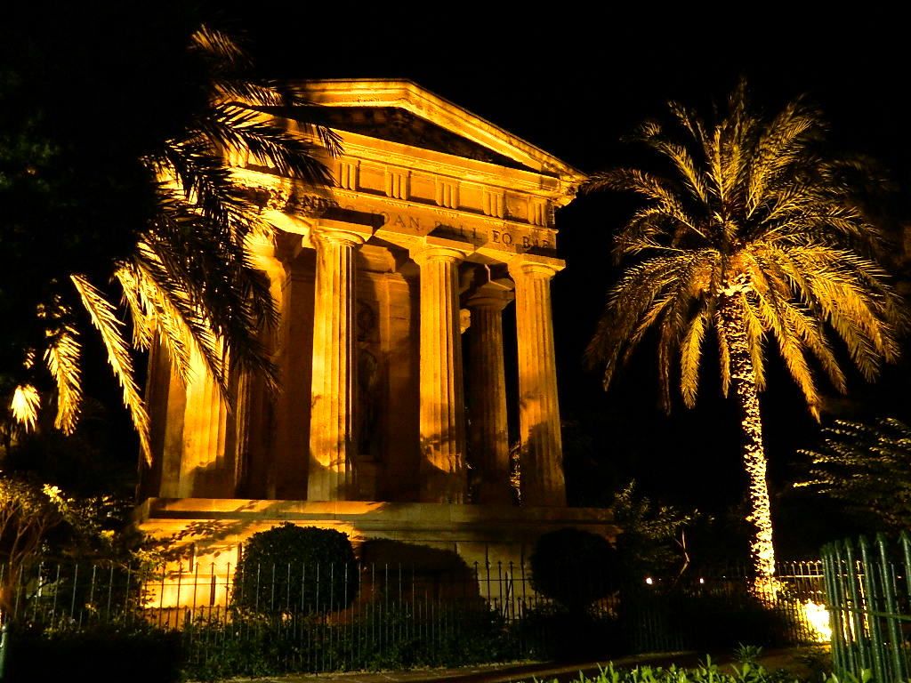 1024x768 Valletta at Night. The Happy Hermit