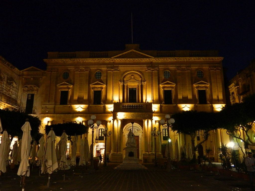 1024x768 Valletta at Night. The Happy Hermit