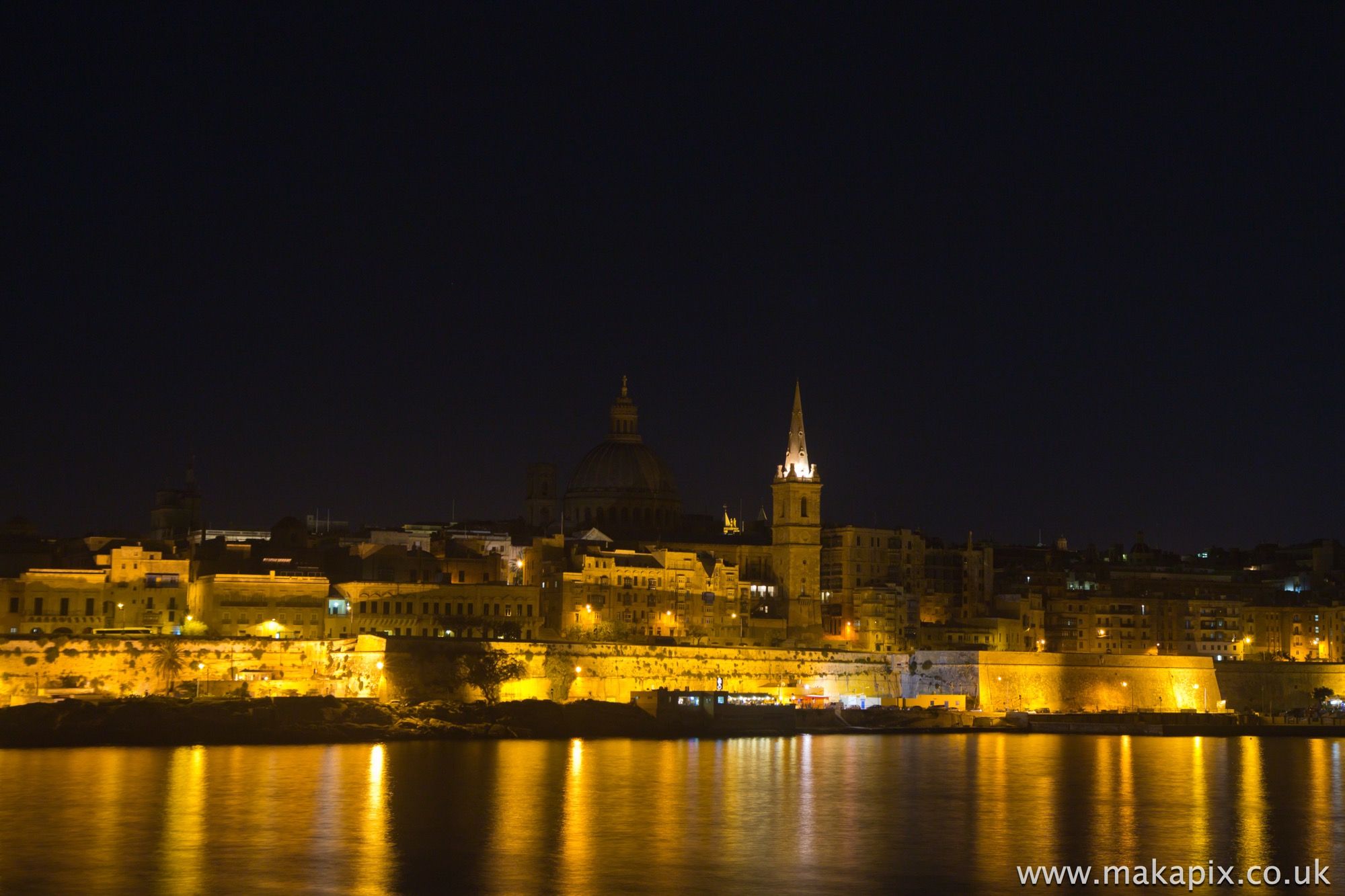 2000x1333 MALTA at night
