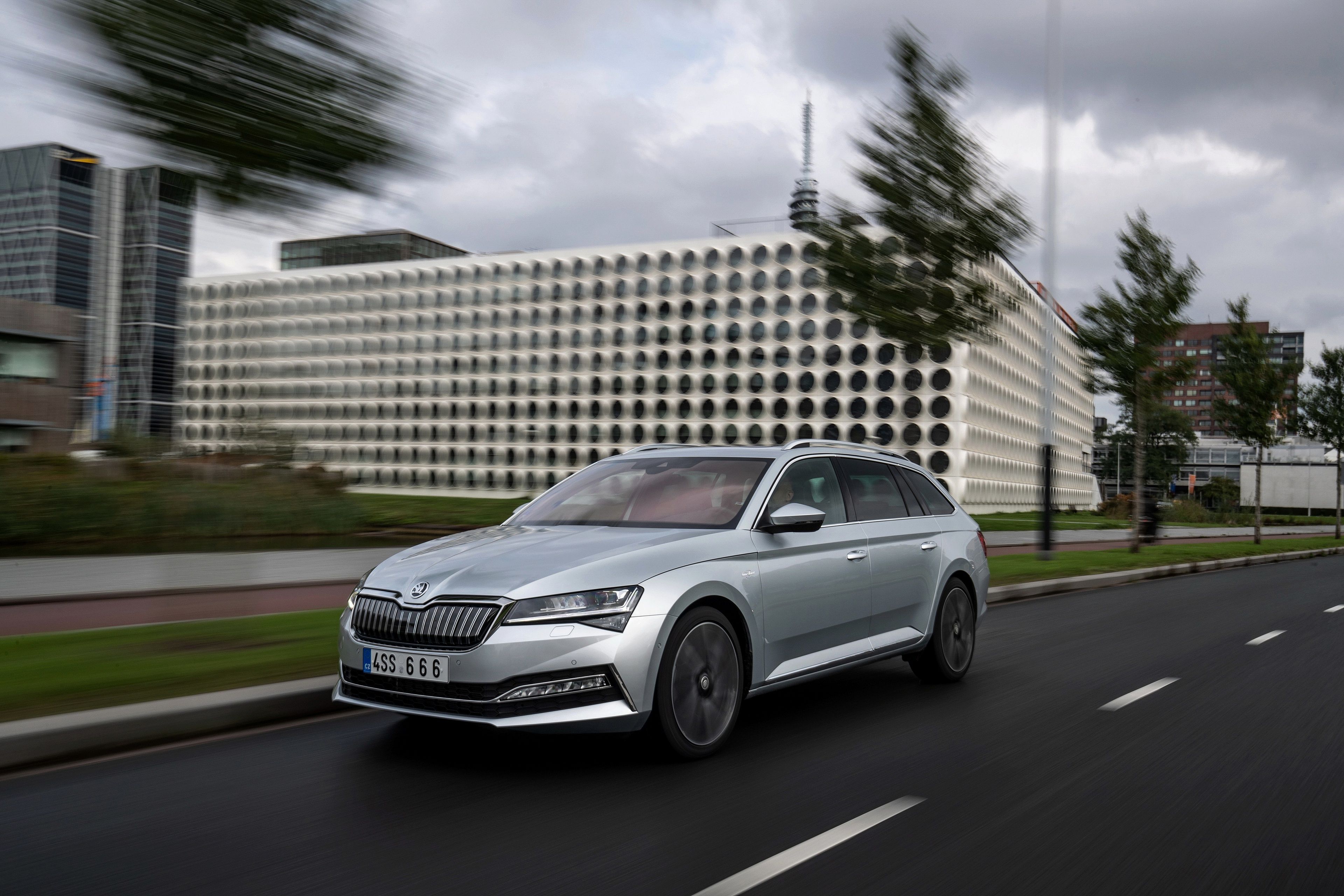 3840x2560 Download Skoda Superb Silver Car Car Skoda Vehicle Skoda Superb Combi 4k Ultra HD Wallpaperx2560