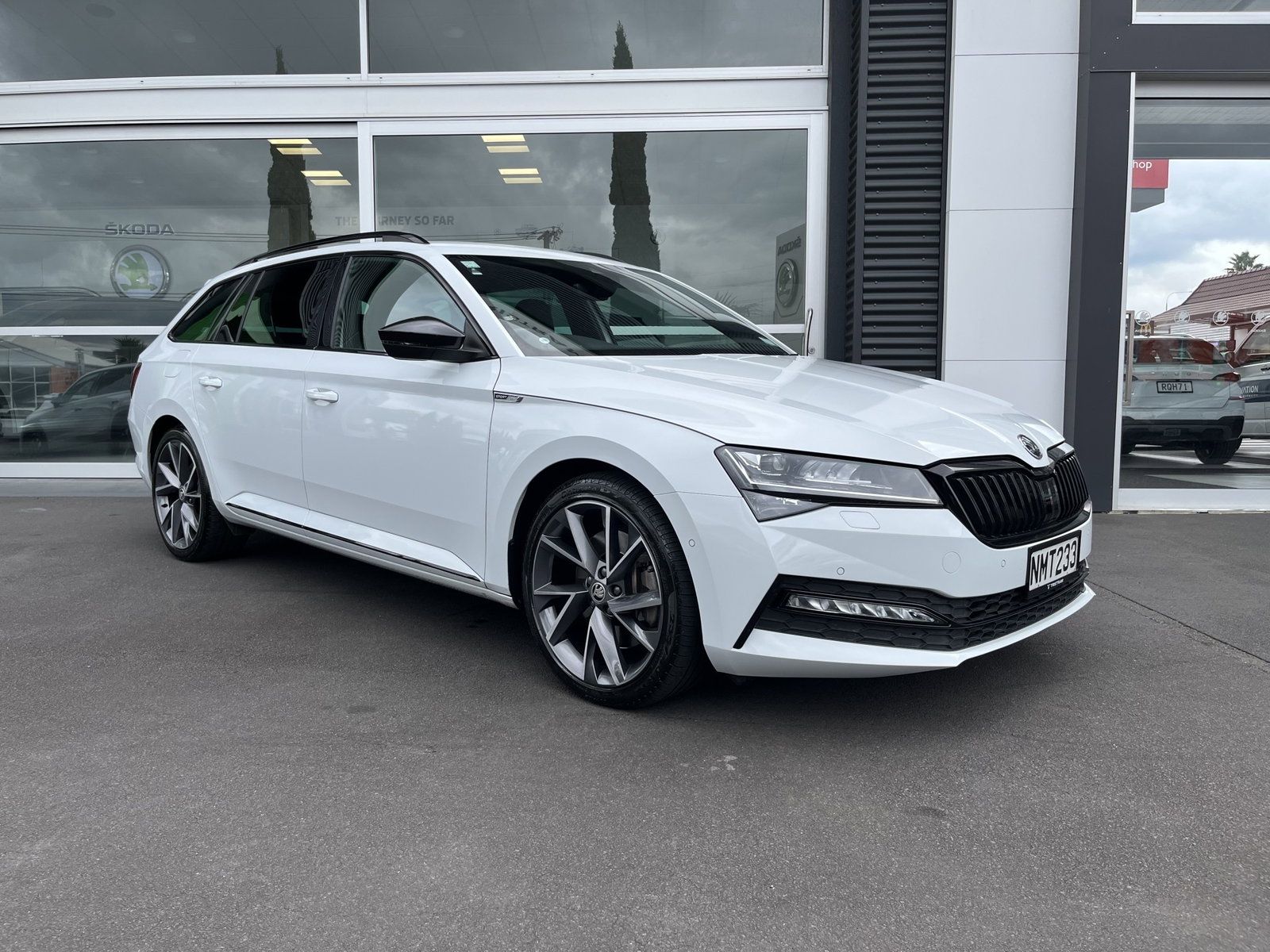 1600x1200 Skoda Superb Sportline 206kW station wagon $990 ŠKODA