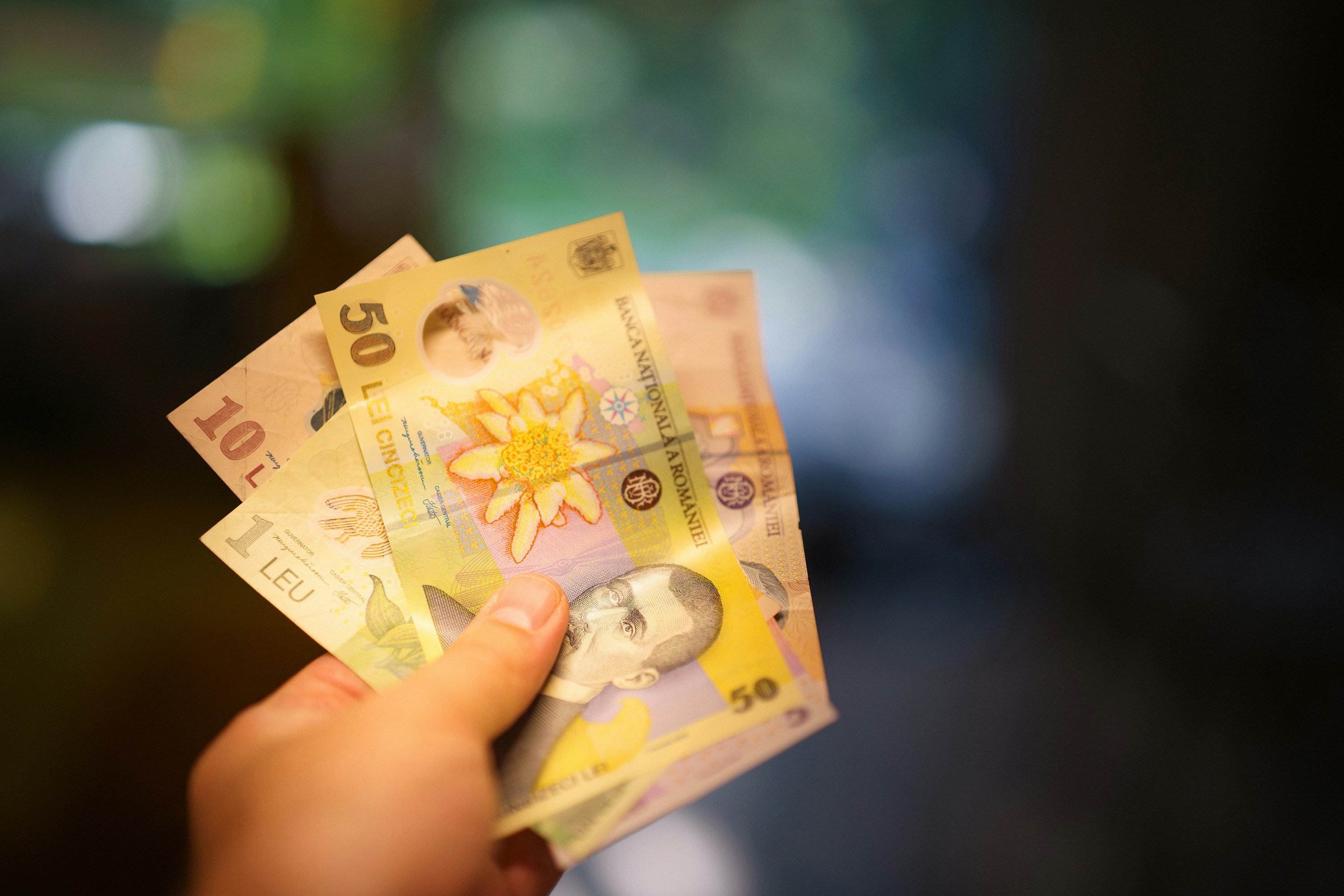 3000x2001 Person holding 10 and 20 philippine peso bill photo