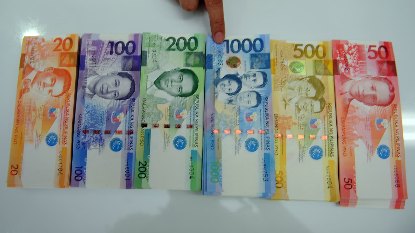 1600x900 Philippines Peso: 'Faceless' 100 Peso Notes Found Through Facebook