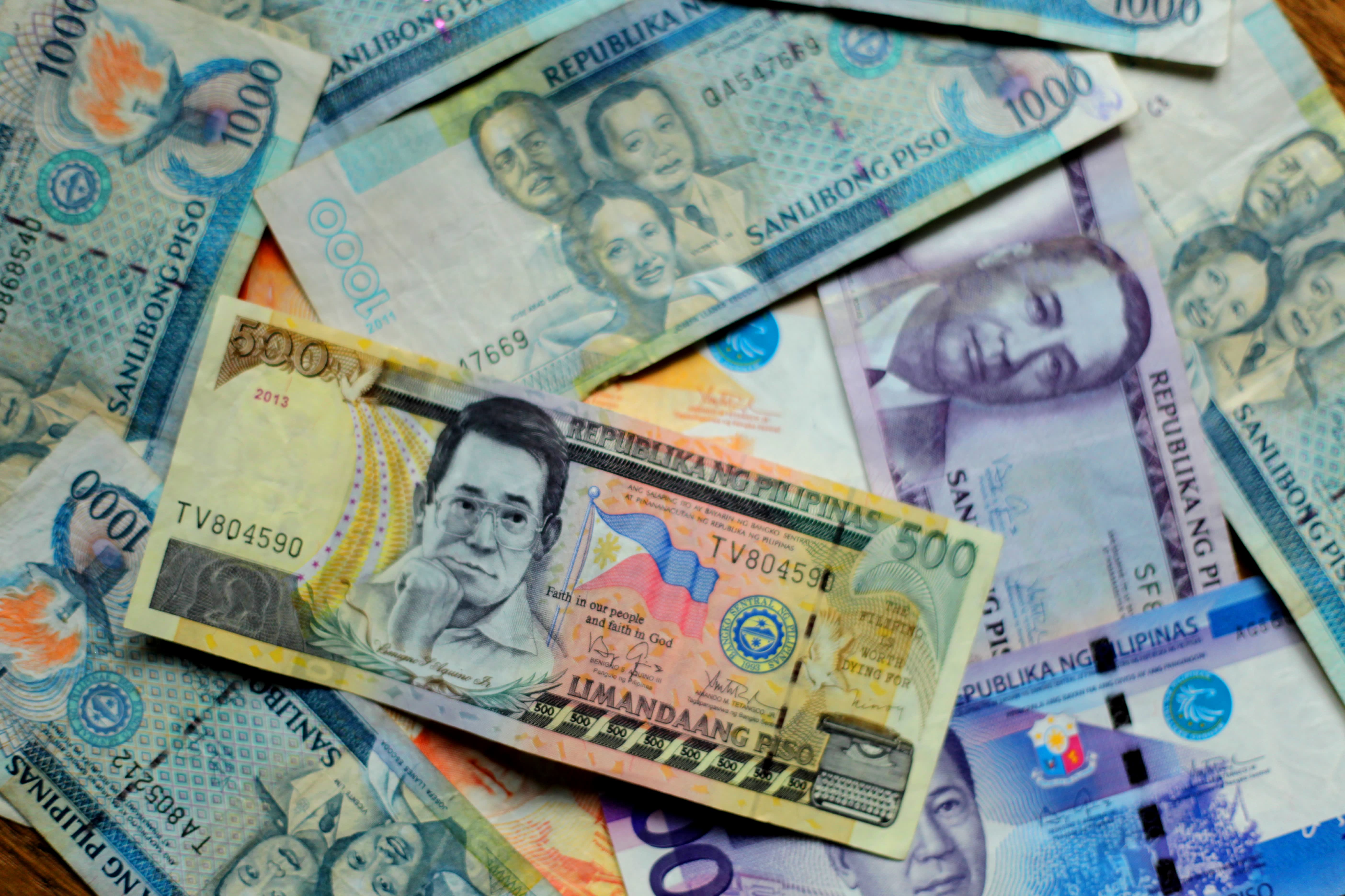 5616x3744 Philippine central bank tries to calm market, says peso not in free fall