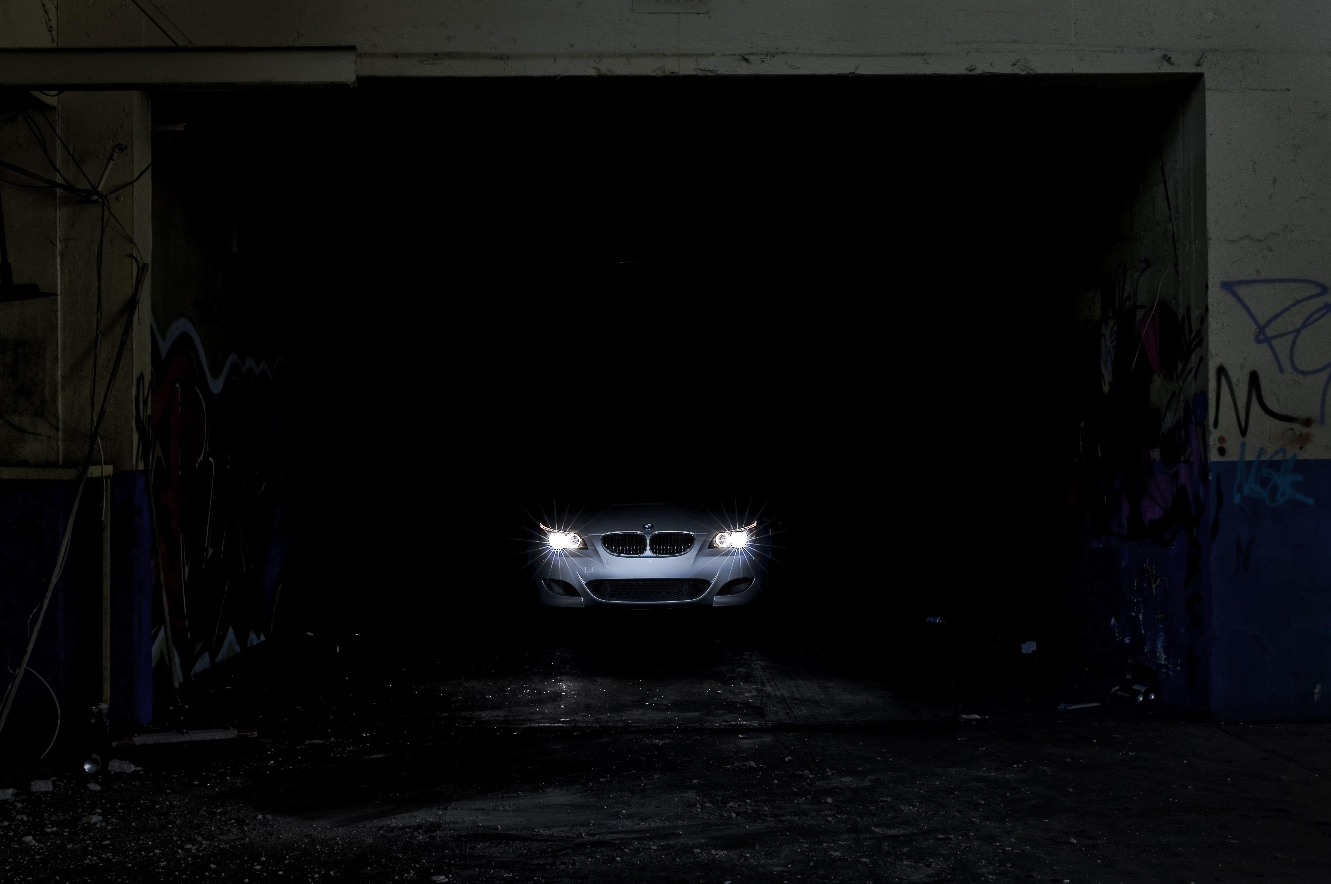 Ночные гаражи. БМВ м5 в темноте. БМВ е60 свет фар ночью. BMW e38 в темноте. BMW фары в темноте.