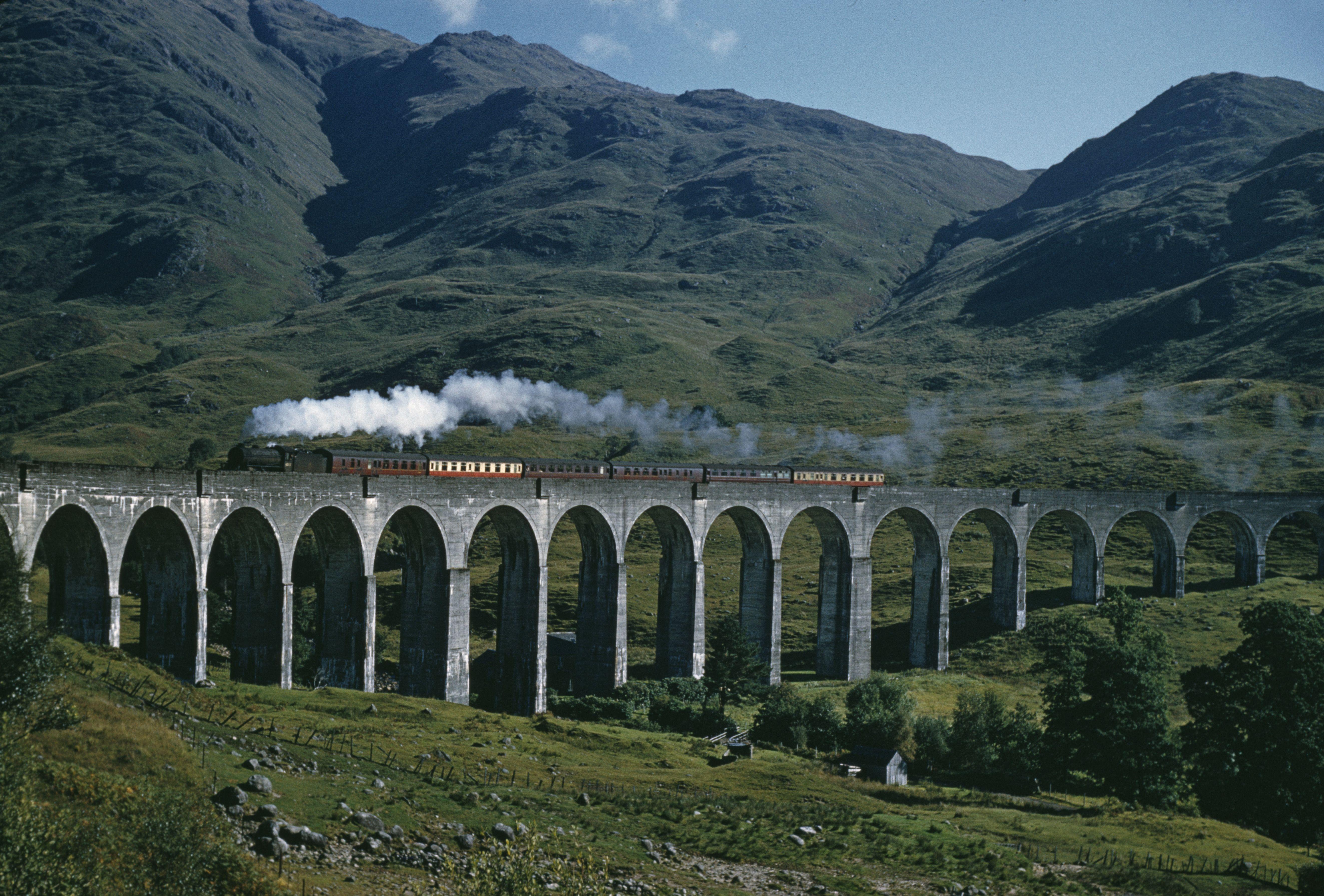5292x3581 Harry Potter: Fans Celebrate Hogwarts Day King's Cross Photo