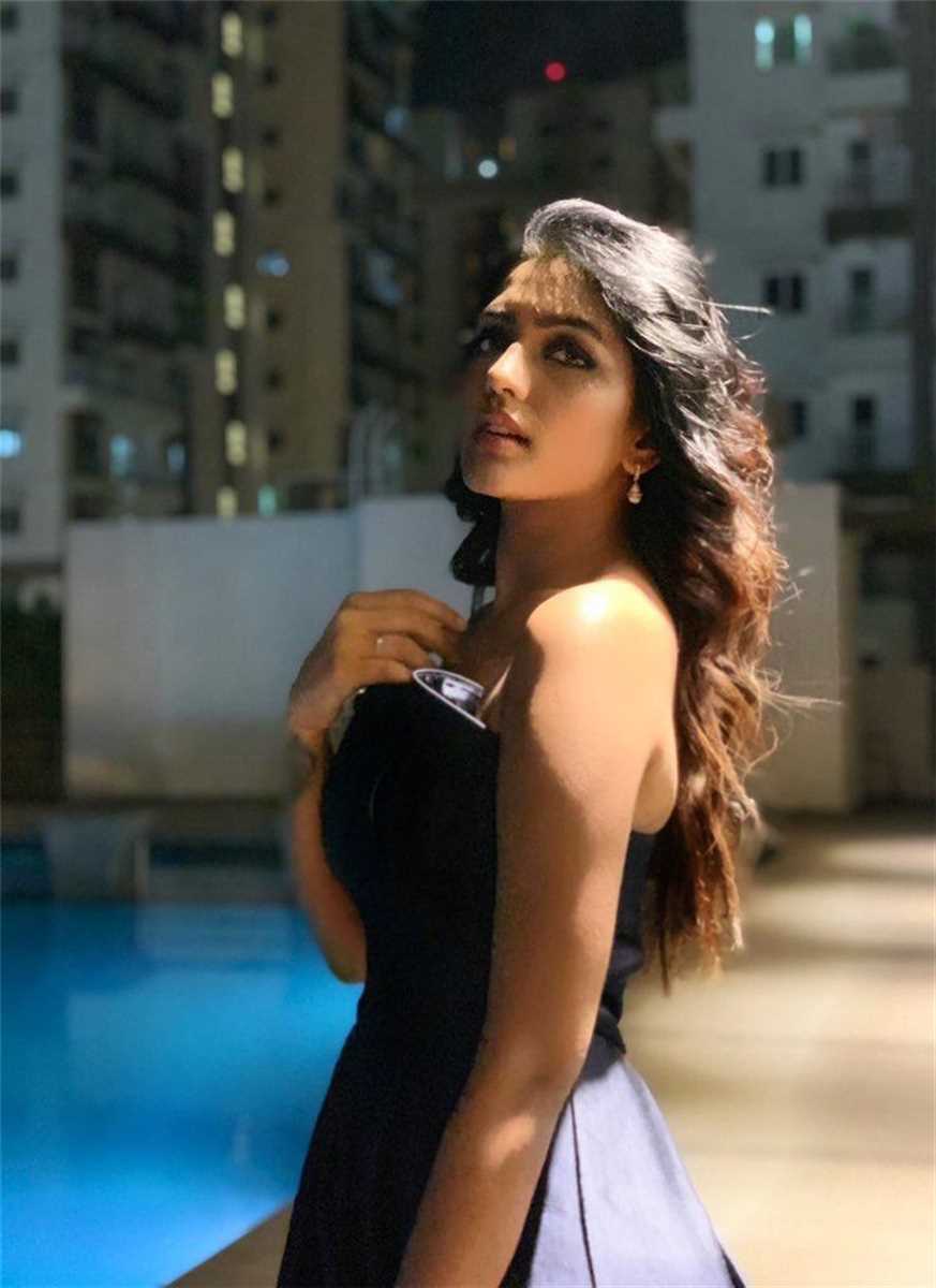 873x1200 EESHA REBBA