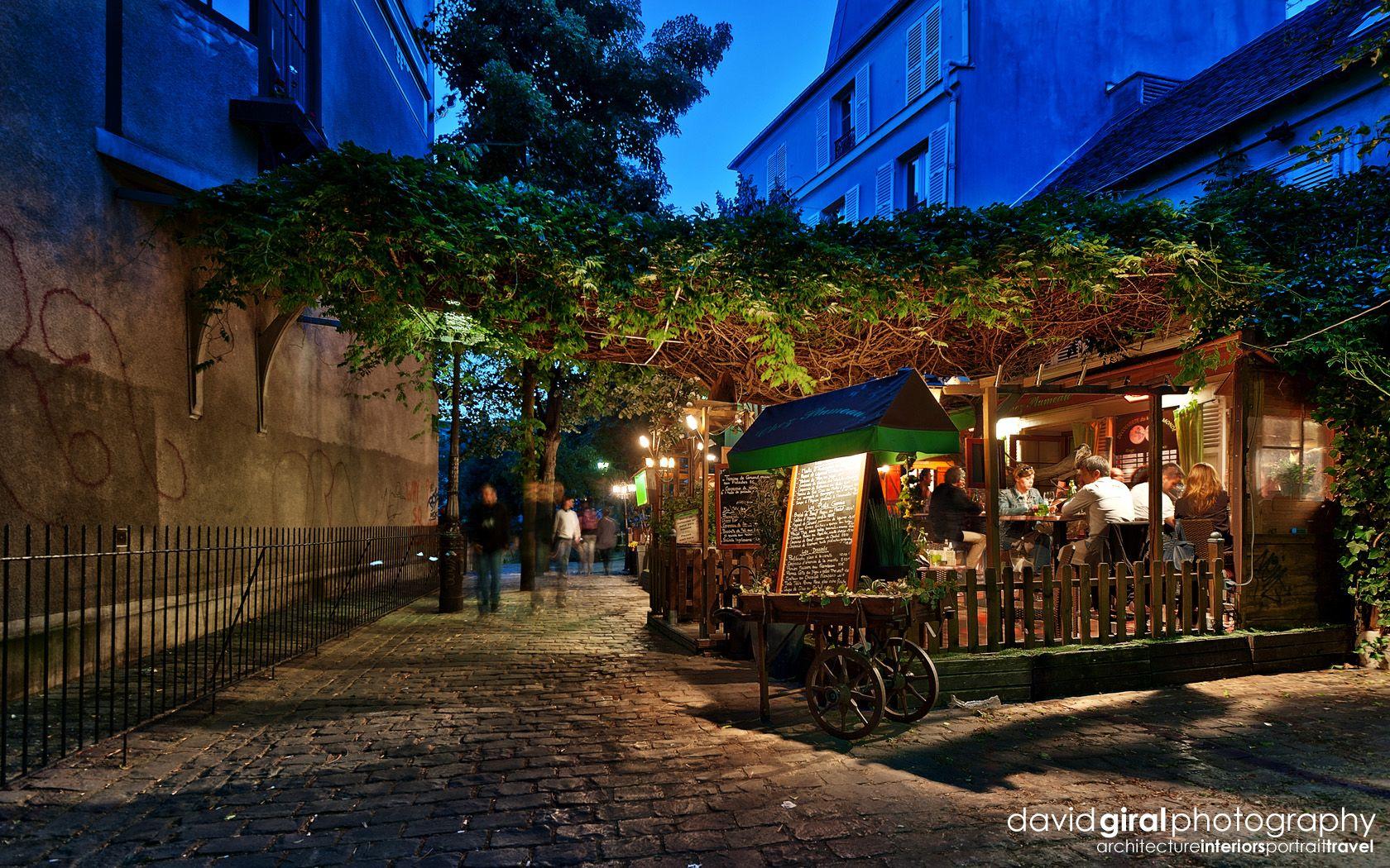 1680x1050 Exploring Paris: The romantic terraces of Montmartre at night