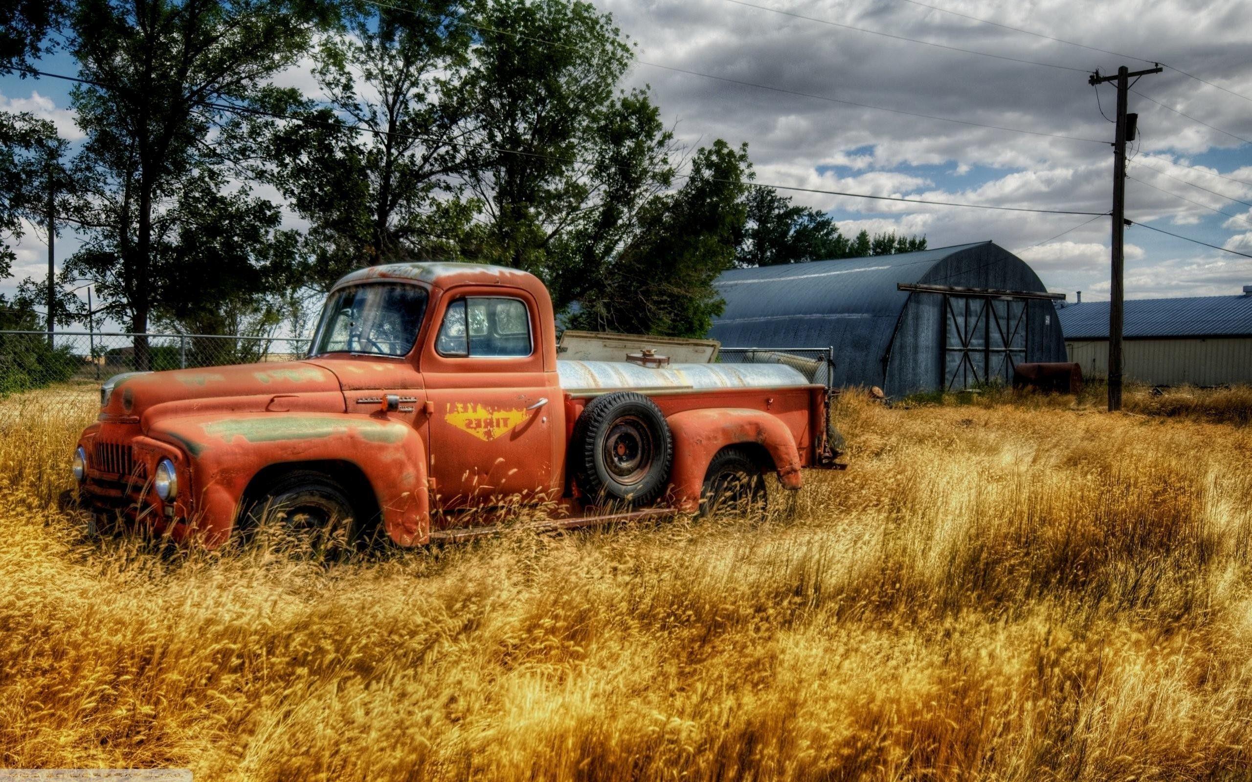 2560x1600 Old Trucks Wallpaper
