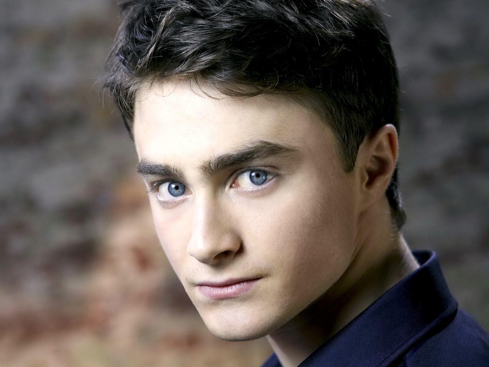 1600x1200 Harry Potter Fame Daniel Radcliffe Wallpaper. Black hair blue eyes, Daniel radcliffe, Hairstyles for teenage guys