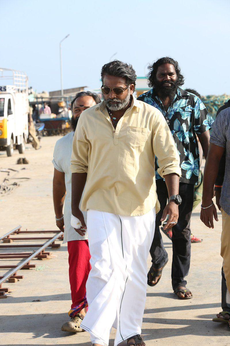 799x1199 HQ Photo of Madhavan and Vijay Sethupathi in Vikram Vedha