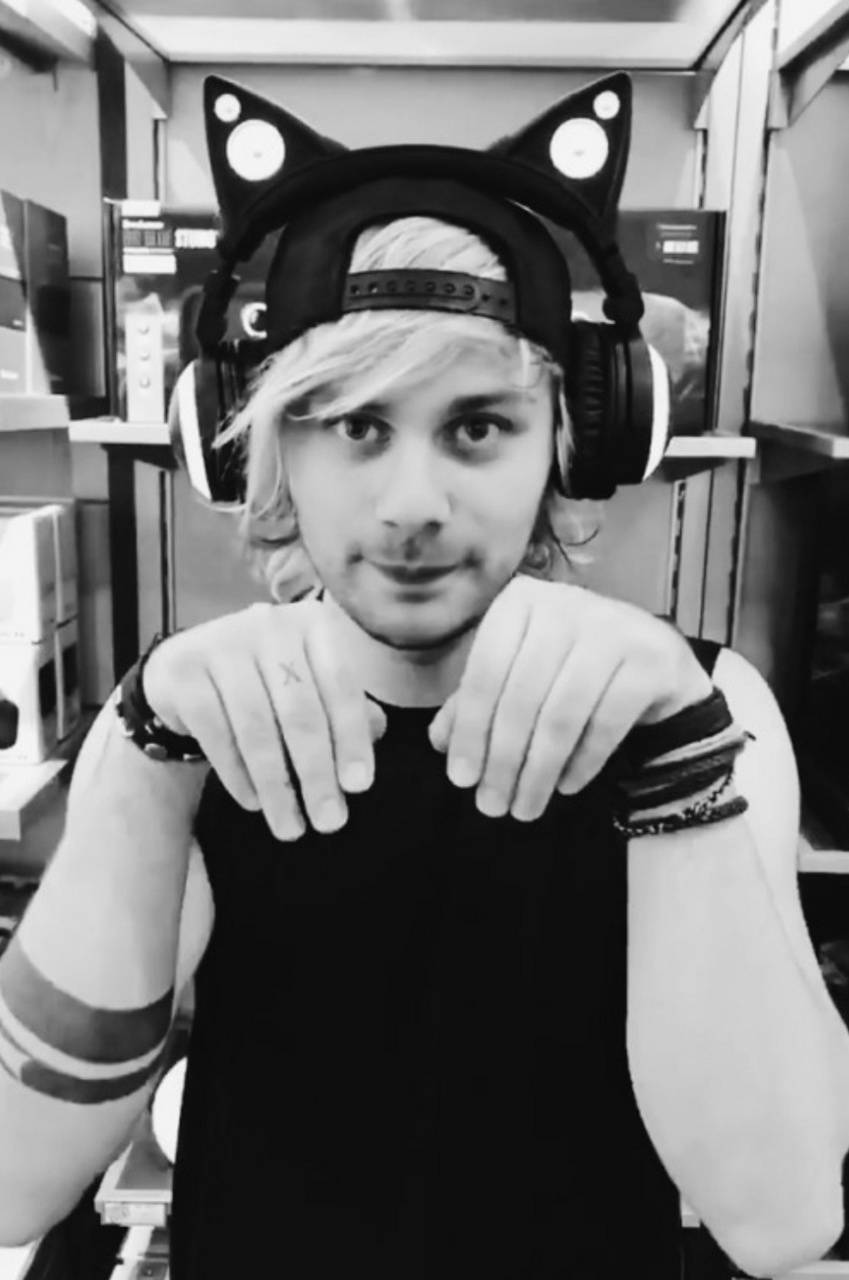 Michael Clifford Wallpapers - Top Free Michael Clifford Backgrounds