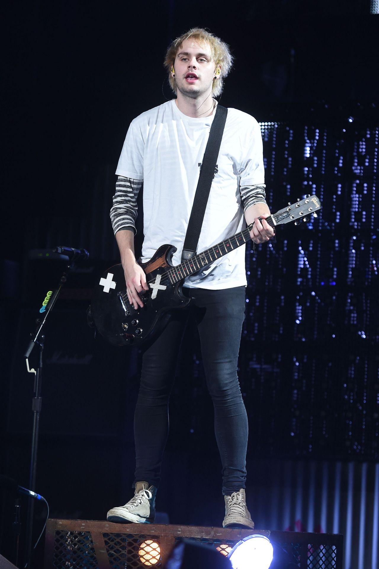 1280x1920 Rowyso Clifford Wallpaper