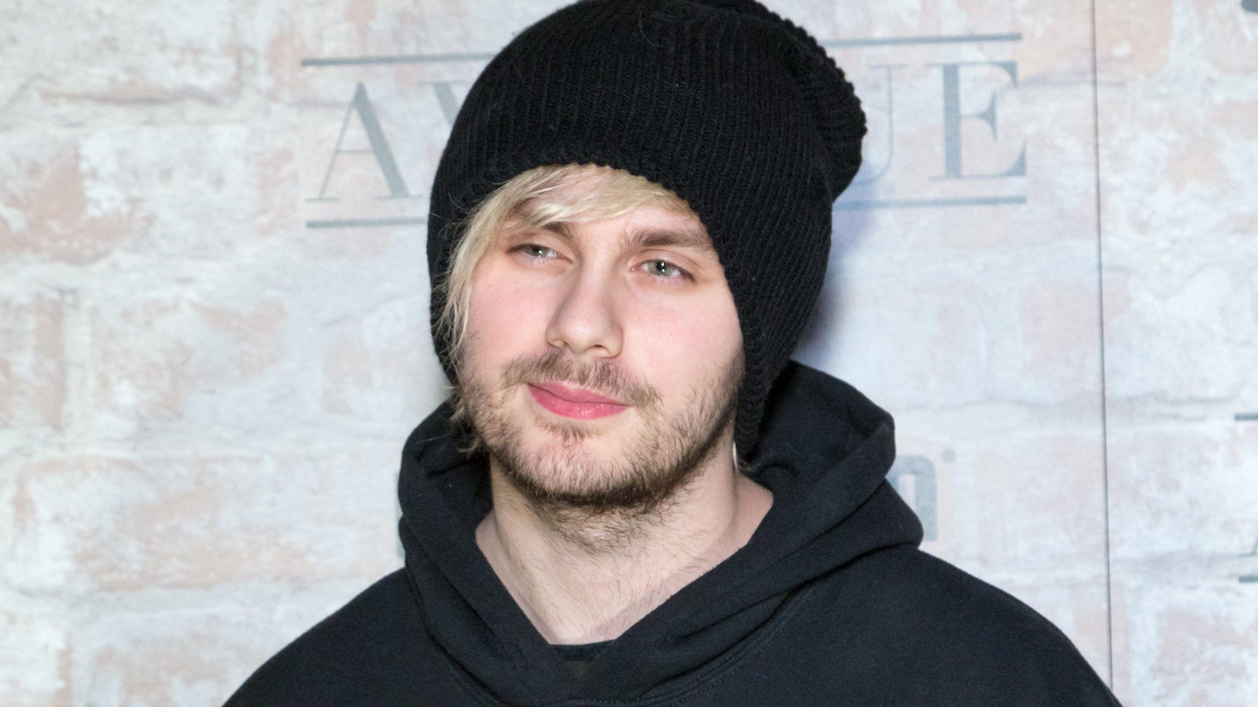 2560x1440 Seconds of Summer's Michael Clifford Is Now Engaged to Crystal Leigh