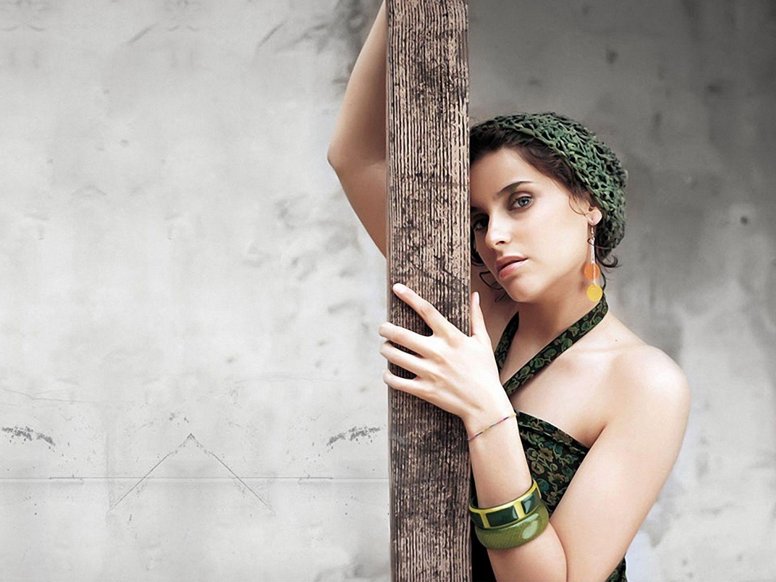 1600x1200 Nelly Furtado Hands Clothes desktop PC and Mac wallpaper