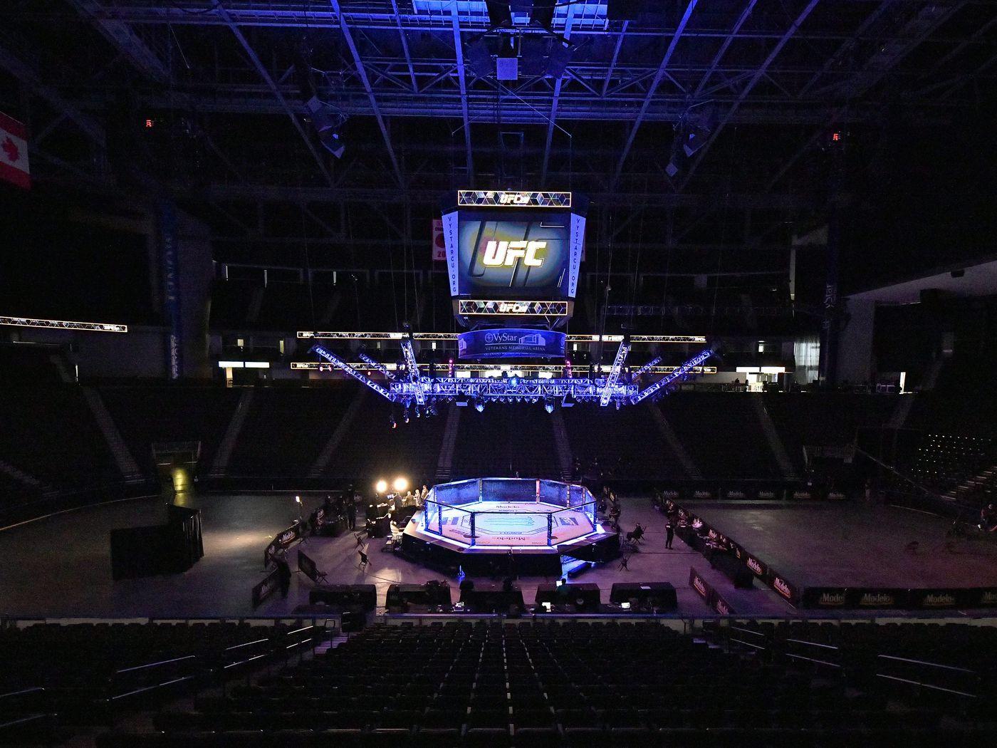 1400x1050 Video: Staffers clean UFC 249 octagon between fights