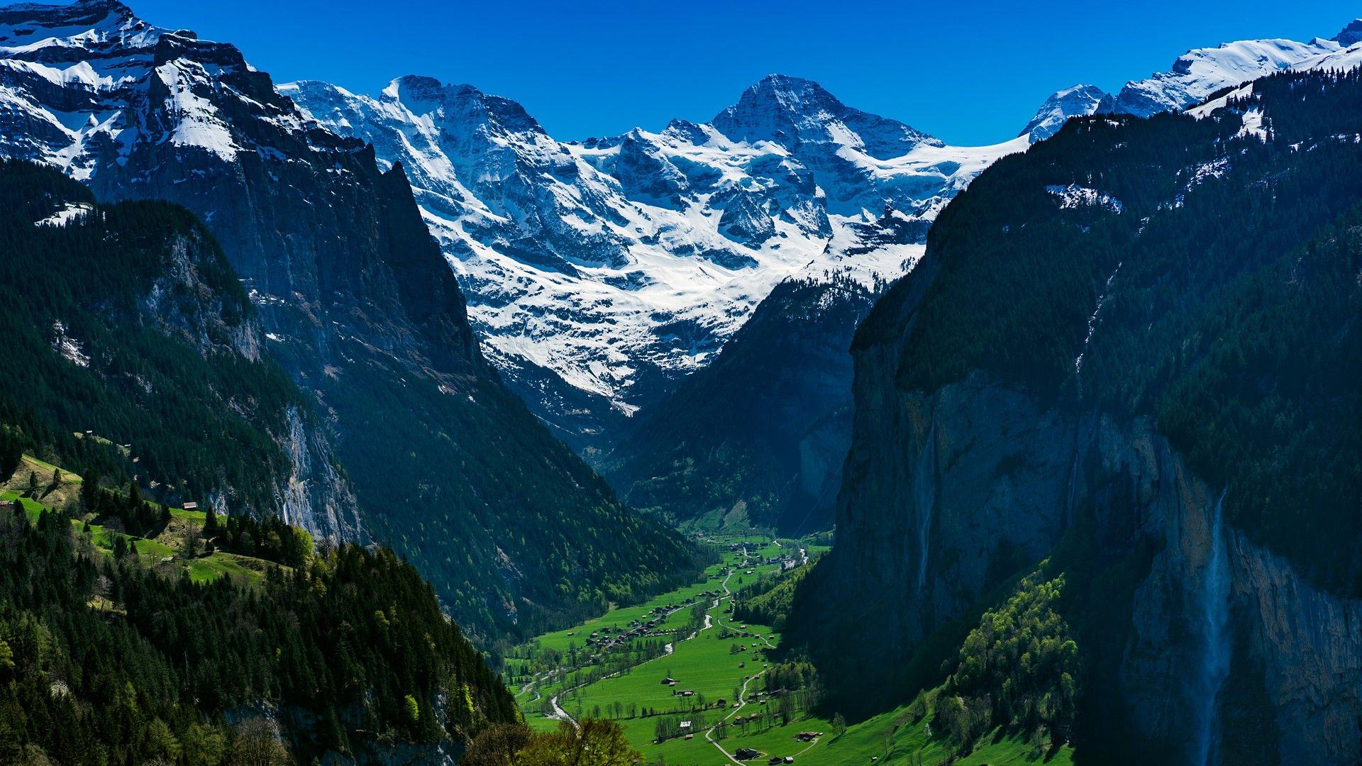 Обои на 10 4. Лаутербруннен Швейцария. Швейцария горы Альпы. Швейцария в августе Альпы.